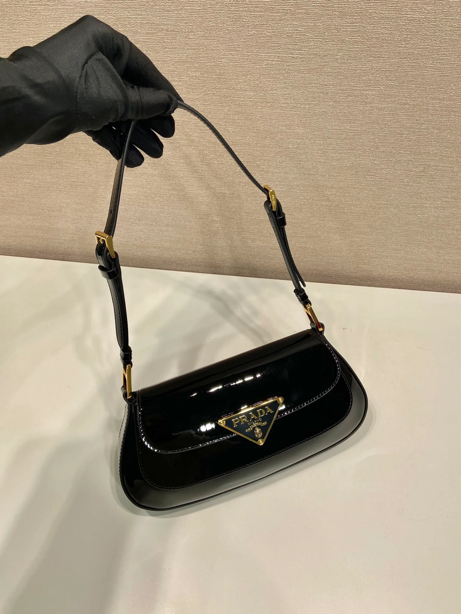 💰1500🎉Patent leather armpit bag🎉1BD345 patent leather🎉🎉 The smooth arc design gives this shoulder bag a sophisticated and modern charm. Versatile style, equipped with 2 long and short shoulder straps/adjustable, suitable for use as a handbag or shoulder bag/crossbody. Modern patent cowhide leather is the icing on the cake. Presented in a clamshell silhouette, it combines sophistication with functionality. Another hit that will never go out of style, babies. Hurry up and get it🎉🎉 Length 24x height 11x bottom 4cm