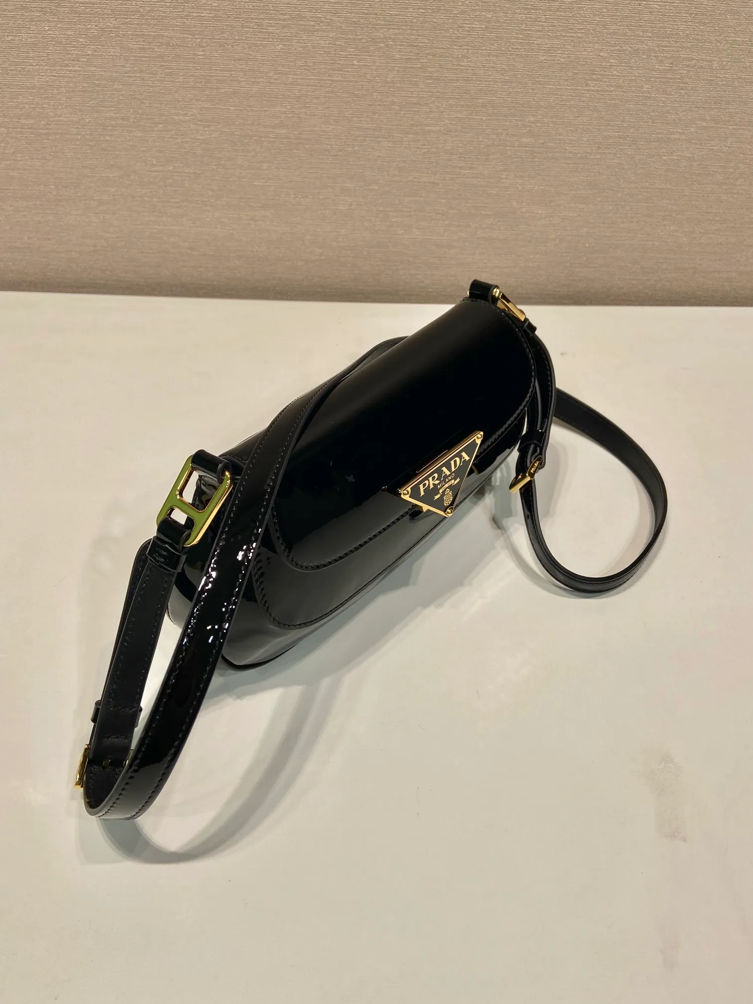💰1500🎉Patent leather armpit bag🎉1BD345 patent leather🎉🎉 The smooth arc design gives this shoulder bag a sophisticated and modern charm. Versatile style, equipped with 2 long and short shoulder straps/adjustable, suitable for use as a handbag or shoulder bag/crossbody. Modern patent cowhide leather is the icing on the cake. Presented in a clamshell silhouette, it combines sophistication with functionality. Another hit that will never go out of style, babies. Hurry up and get it🎉🎉 Length 24x height 11x bottom 4cm