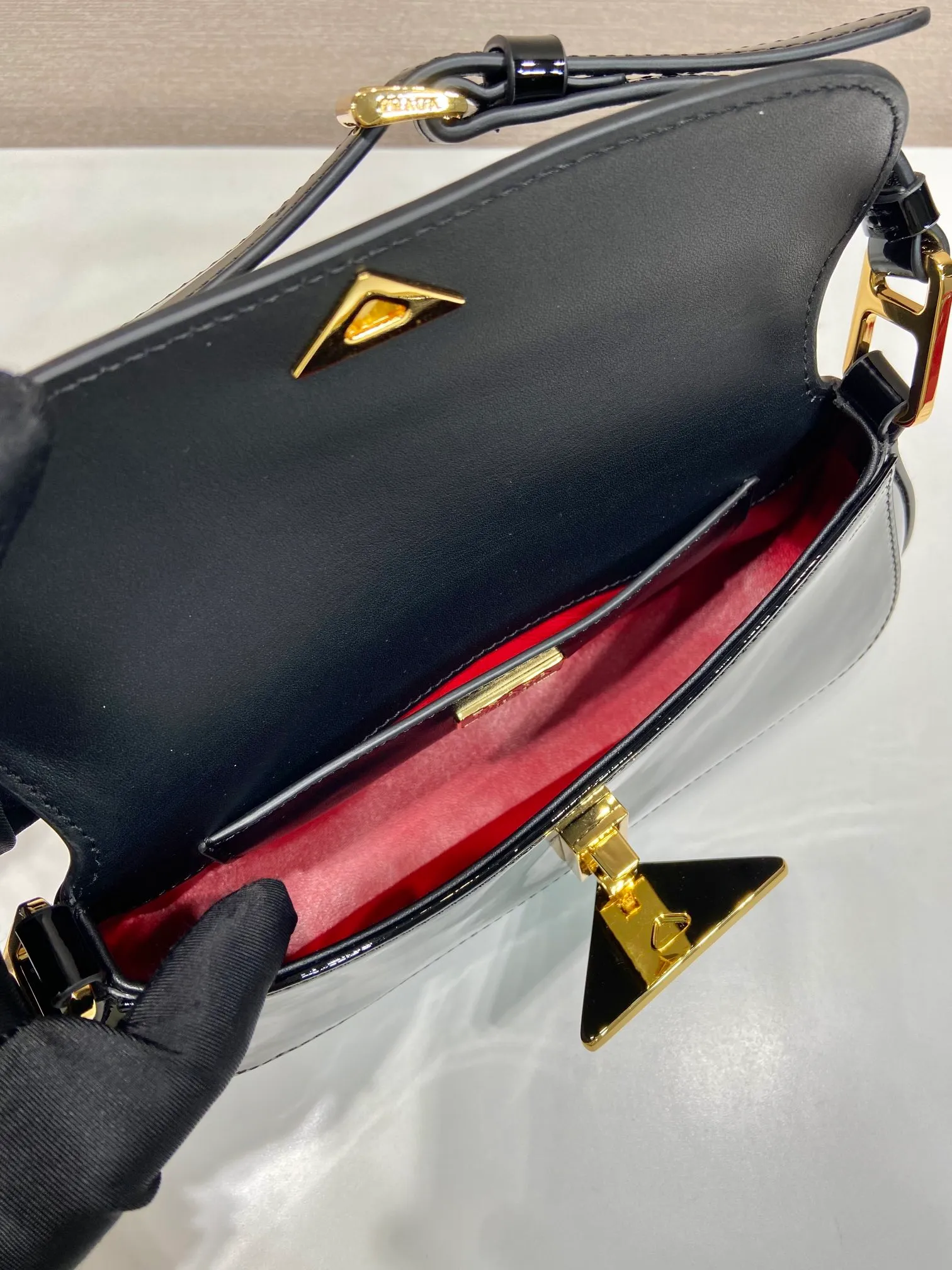 💰1500🎉Patent leather armpit bag🎉1BD345 patent leather🎉🎉 The smooth arc design gives this shoulder bag a sophisticated and modern charm. Versatile style, equipped with 2 long and short shoulder straps/adjustable, suitable for use as a handbag or shoulder bag/crossbody. Modern patent cowhide leather is the icing on the cake. Presented in a clamshell silhouette, it combines sophistication with functionality. Another hit that will never go out of style, babies. Hurry up and get it🎉🎉 Length 24x height 11x bottom 4cm