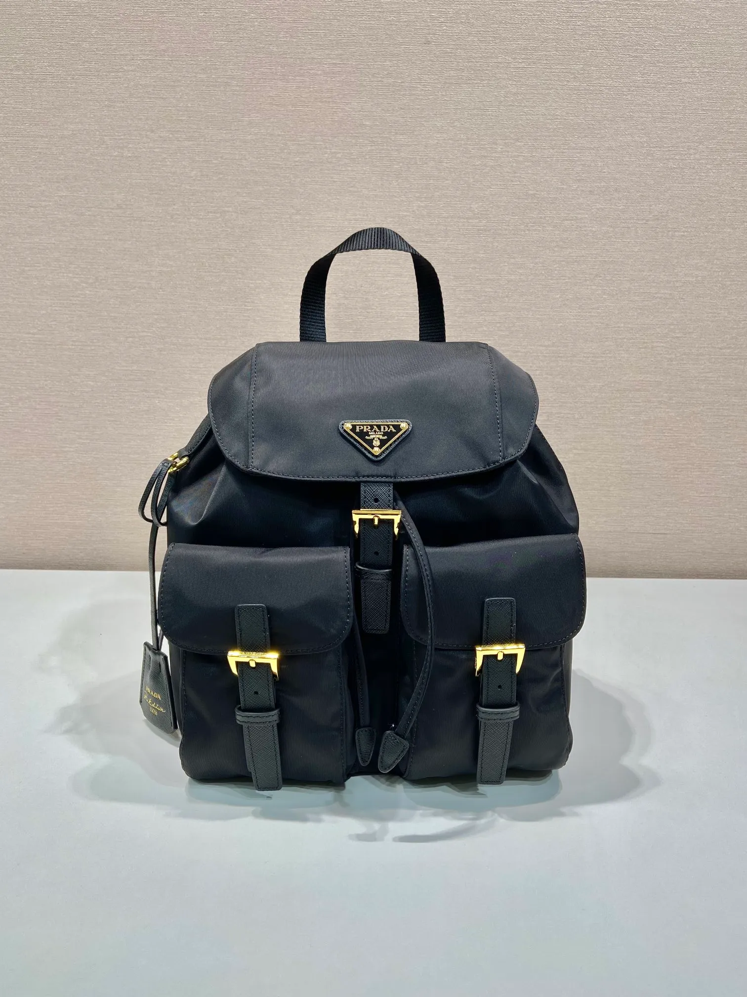 💰1000🎉Gold buckle classic backpack🎉1BZ677 gold hardware🎉🎉 This practical and innovative backpack is made of imported nylon fabric, adjustable shoulder straps and woven handles, removable Re-Edition leather key ring, front buckle flap pocket, enameled metal triangle logo on the flap, drawstring closure, logo-printed Re-Nylon lining with two interior pockets, one of which is zippered and has a large room. Classic and practical, length 23.5x height 28x bottom 12cm