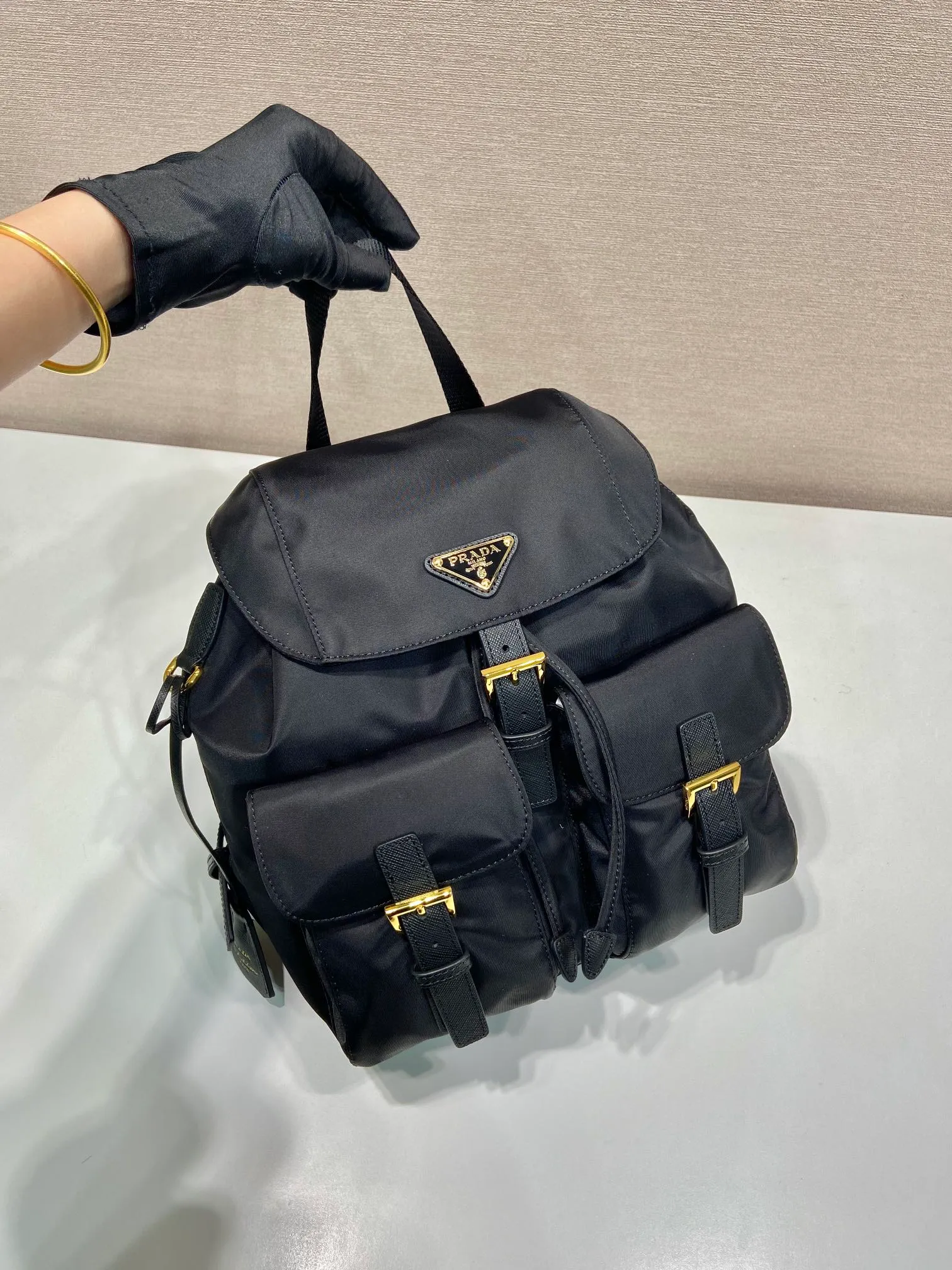 💰1000🎉Gold buckle classic backpack🎉1BZ677 gold hardware🎉🎉 This practical and innovative backpack is made of imported nylon fabric, adjustable shoulder straps and woven handles, removable Re-Edition leather key ring, front buckle flap pocket, enameled metal triangle logo on the flap, drawstring closure, logo-printed Re-Nylon lining with two interior pockets, one of which is zippered and has a large room. Classic and practical, length 23.5x height 28x bottom 12cm