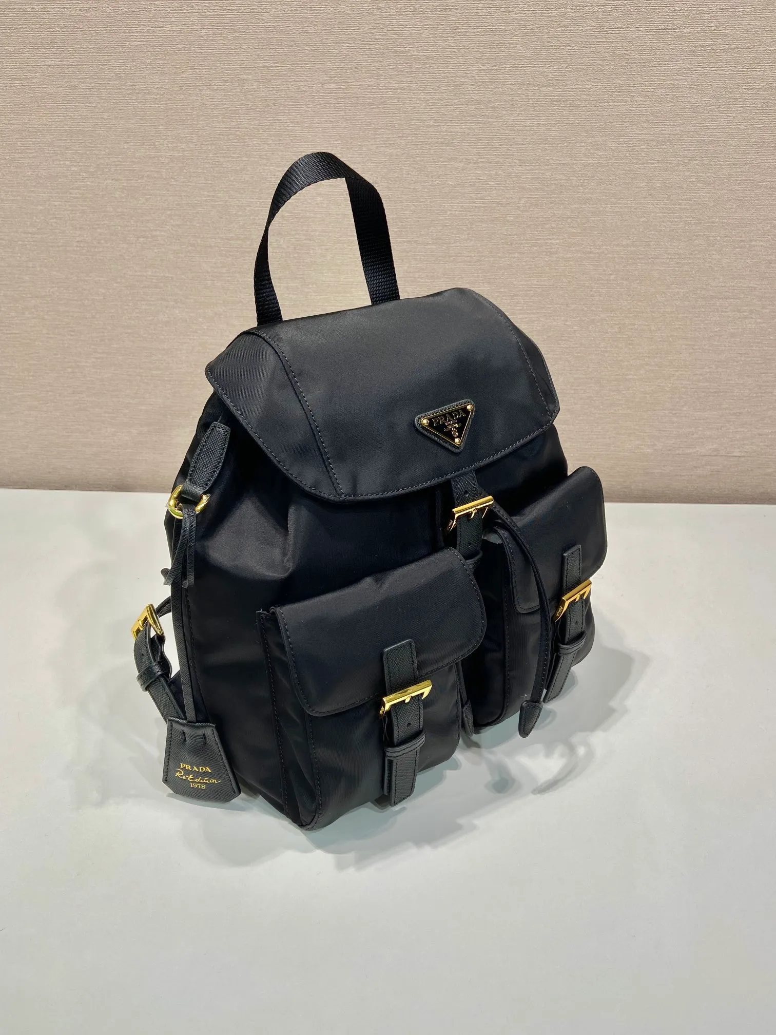 💰1000🎉Gold buckle classic backpack🎉1BZ677 gold hardware🎉🎉 This practical and innovative backpack is made of imported nylon fabric, adjustable shoulder straps and woven handles, removable Re-Edition leather key ring, front buckle flap pocket, enameled metal triangle logo on the flap, drawstring closure, logo-printed Re-Nylon lining with two interior pockets, one of which is zippered and has a large room. Classic and practical, length 23.5x height 28x bottom 12cm