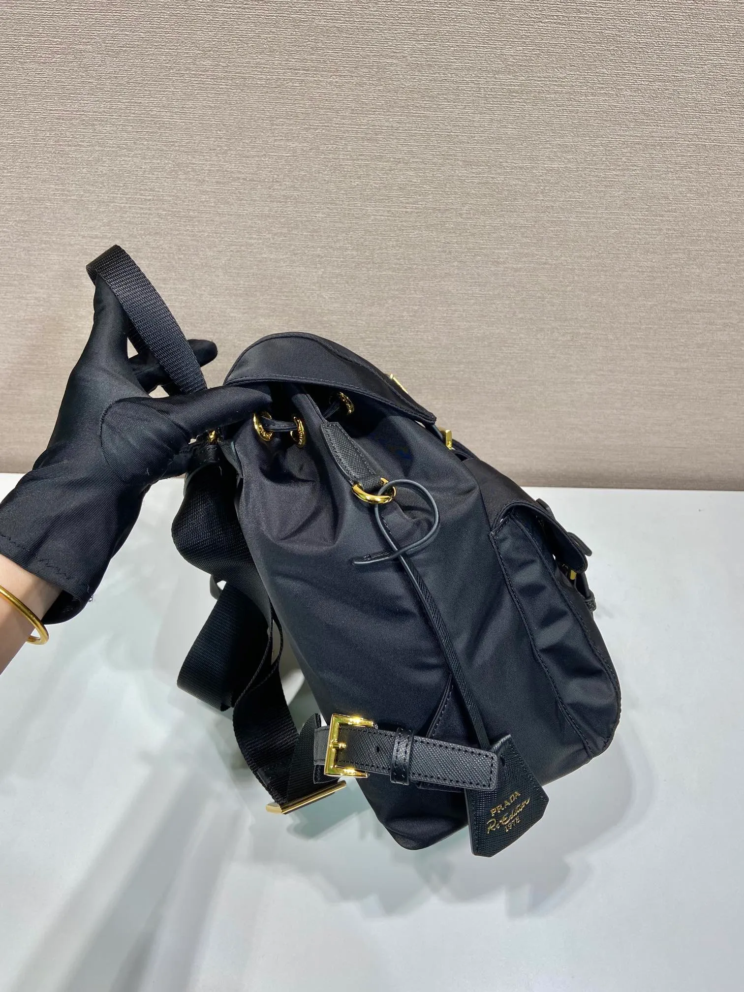 💰1000🎉Gold buckle classic backpack🎉1BZ677 gold hardware🎉🎉 This practical and innovative backpack is made of imported nylon fabric, adjustable shoulder straps and woven handles, removable Re-Edition leather key ring, front buckle flap pocket, enameled metal triangle logo on the flap, drawstring closure, logo-printed Re-Nylon lining with two interior pockets, one of which is zippered and has a large room. Classic and practical, length 23.5x height 28x bottom 12cm