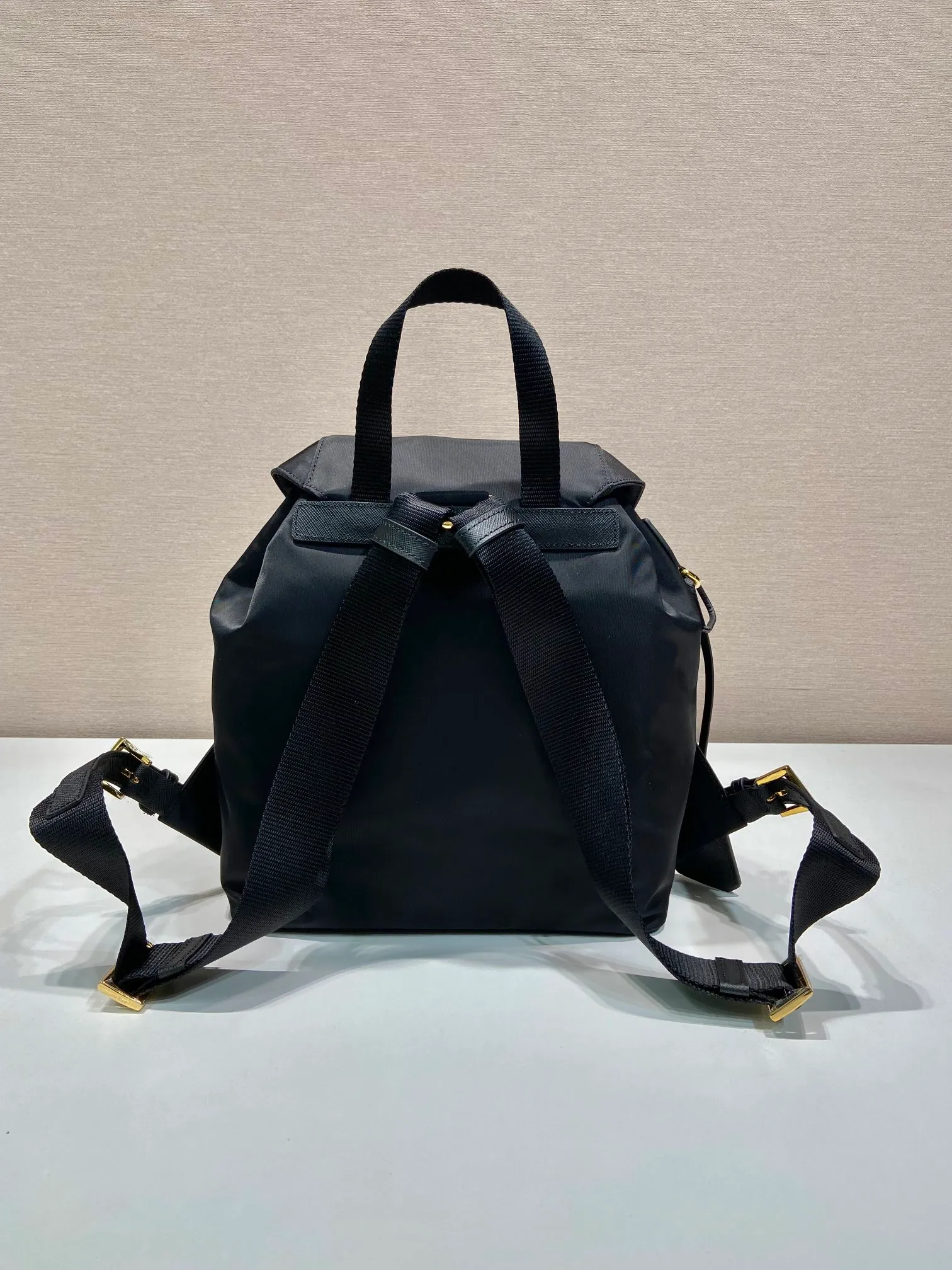 💰1000🎉Gold buckle classic backpack🎉1BZ677 gold hardware🎉🎉 This practical and innovative backpack is made of imported nylon fabric, adjustable shoulder straps and woven handles, removable Re-Edition leather key ring, front buckle flap pocket, enameled metal triangle logo on the flap, drawstring closure, logo-printed Re-Nylon lining with two interior pockets, one of which is zippered and has a large room. Classic and practical, length 23.5x height 28x bottom 12cm