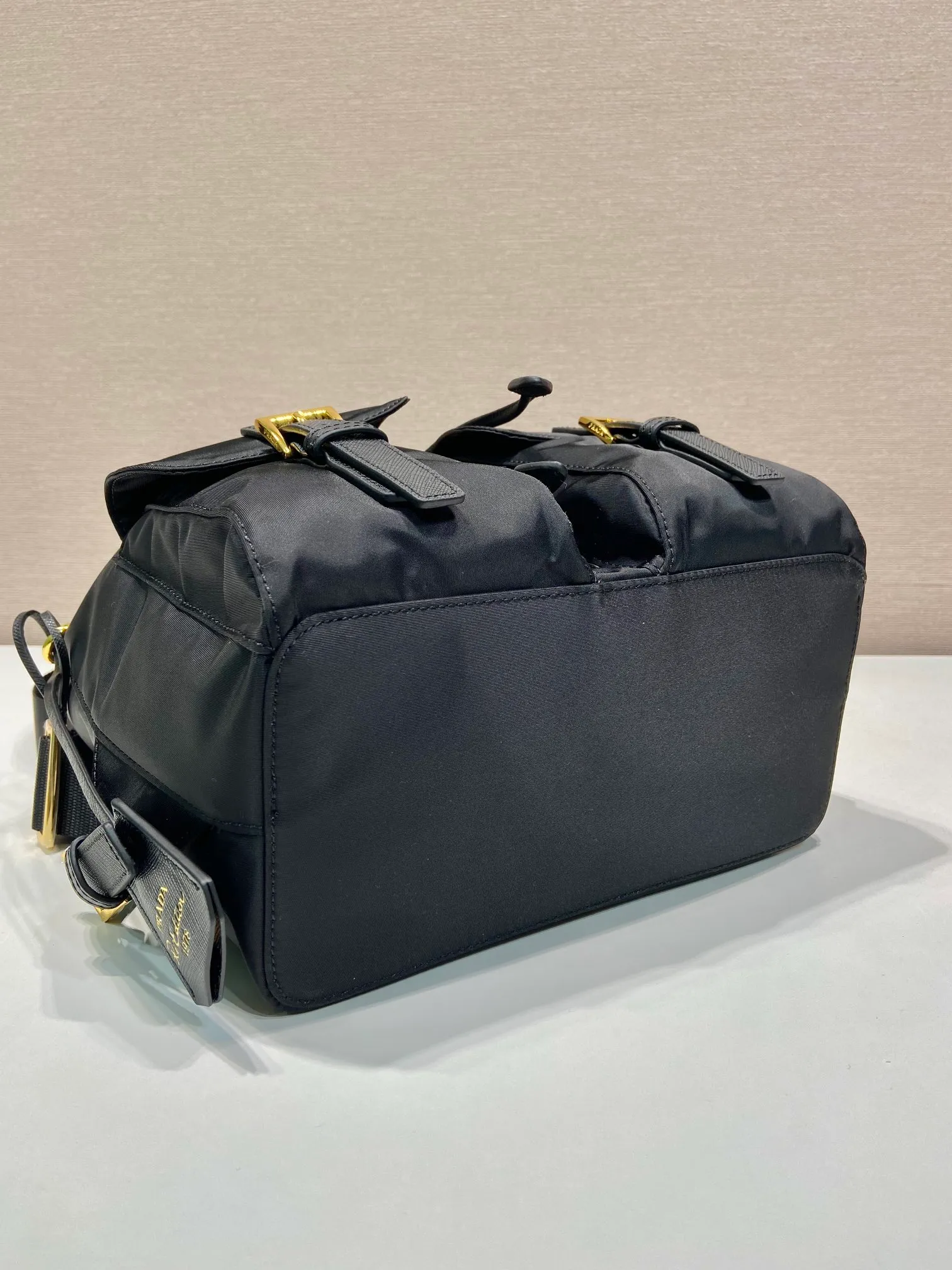 💰1000🎉Gold buckle classic backpack🎉1BZ677 gold hardware🎉🎉 This practical and innovative backpack is made of imported nylon fabric, adjustable shoulder straps and woven handles, removable Re-Edition leather key ring, front buckle flap pocket, enameled metal triangle logo on the flap, drawstring closure, logo-printed Re-Nylon lining with two interior pockets, one of which is zippered and has a large room. Classic and practical, length 23.5x height 28x bottom 12cm