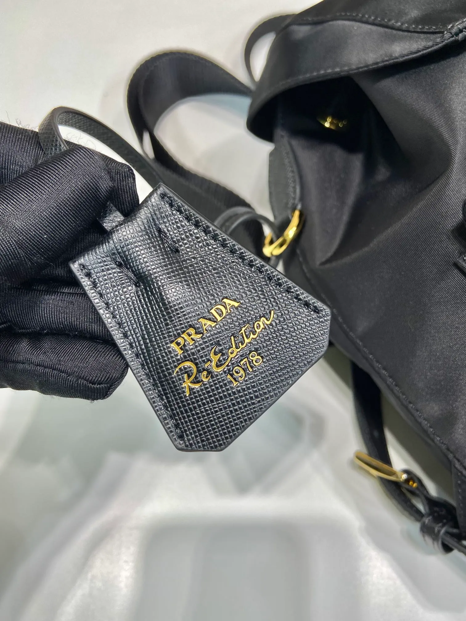 💰1000🎉Gold buckle classic backpack🎉1BZ677 gold hardware🎉🎉 This practical and innovative backpack is made of imported nylon fabric, adjustable shoulder straps and woven handles, removable Re-Edition leather key ring, front buckle flap pocket, enameled metal triangle logo on the flap, drawstring closure, logo-printed Re-Nylon lining with two interior pockets, one of which is zippered and has a large room. Classic and practical, length 23.5x height 28x bottom 12cm
