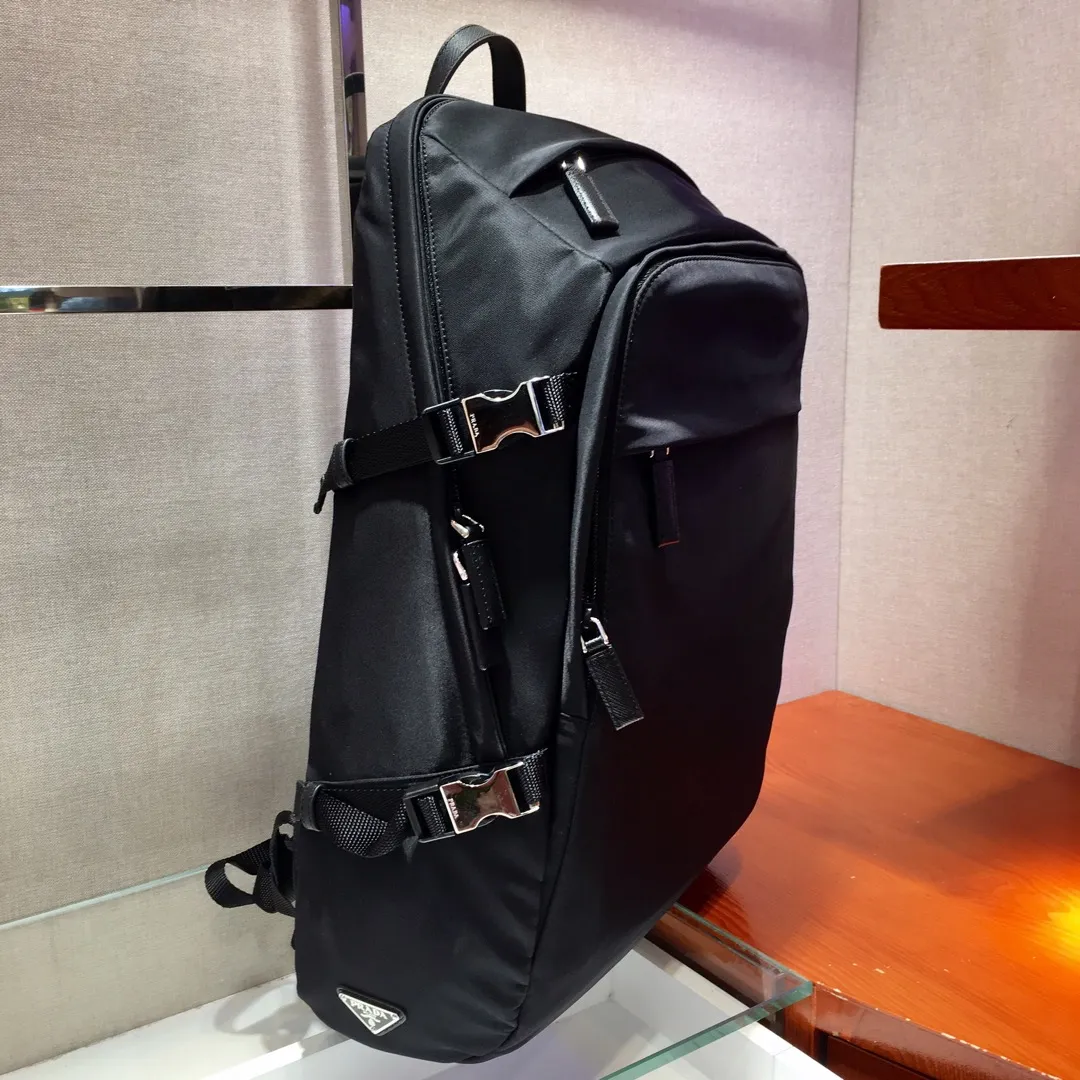 💰1320🎉Exclusive debut of 2VZ022🎉New style backpack👏🏻👏🏻 Made of imported fabric with Saffiano leather piping, polished steel accessories, inner logo plate, outer triangular enamel nameplate, inner pocket: One sewn on the side, one zippered, three zippered outer pockets, adjustable shoulder straps and padded back, nylon lining, this sporty style is unique👍👍Practical and fashionable😘😘Length 45X Height 30x Bottom 19cm👏🏻👏🏻👏🏻