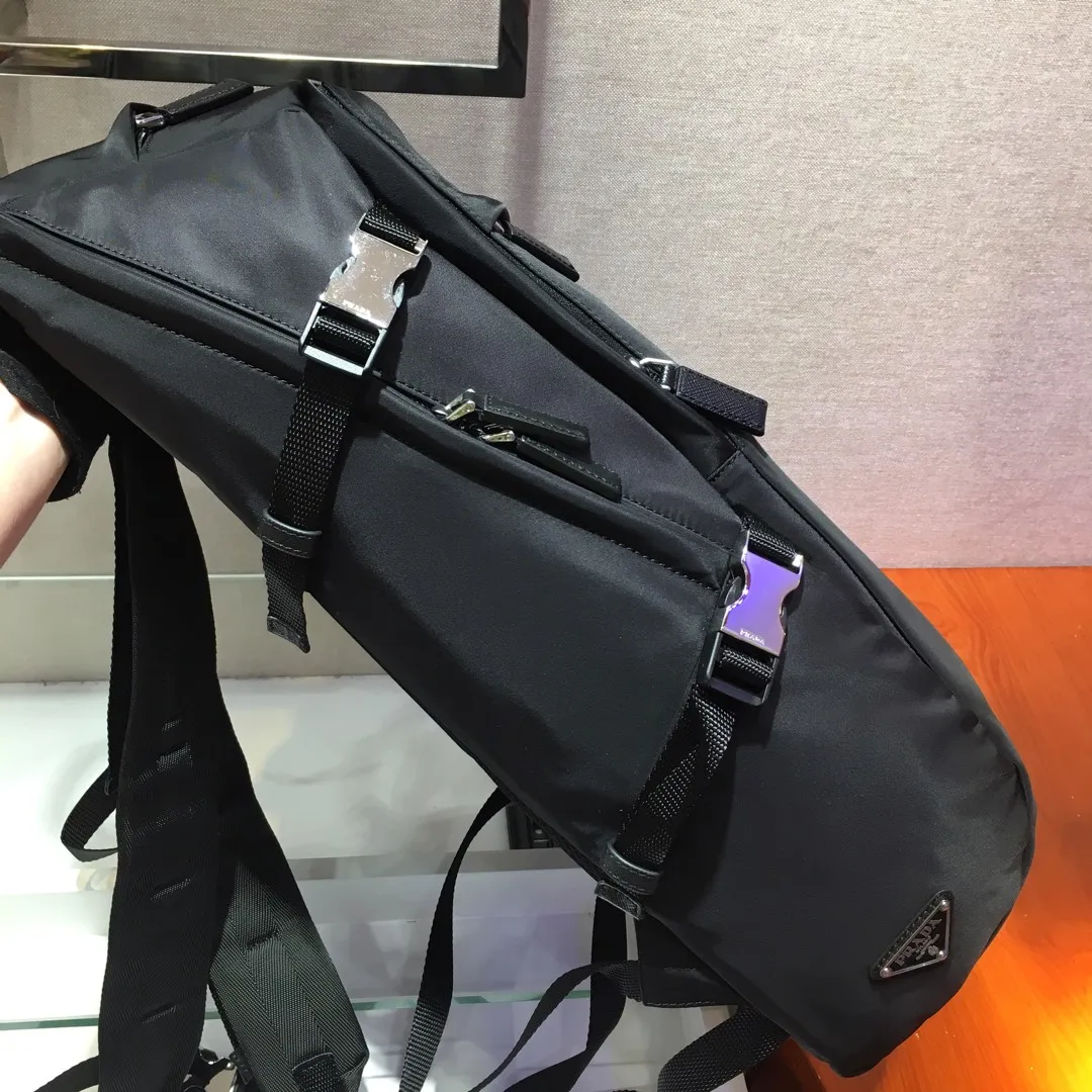 💰1320🎉Exclusive debut of 2VZ022🎉New style backpack👏🏻👏🏻 Made of imported fabric with Saffiano leather piping, polished steel accessories, inner logo plate, outer triangular enamel nameplate, inner pocket: One sewn on the side, one zippered, three zippered outer pockets, adjustable shoulder straps and padded back, nylon lining, this sporty style is unique👍👍Practical and fashionable😘😘Length 45X Height 30x Bottom 19cm👏🏻👏🏻👏🏻