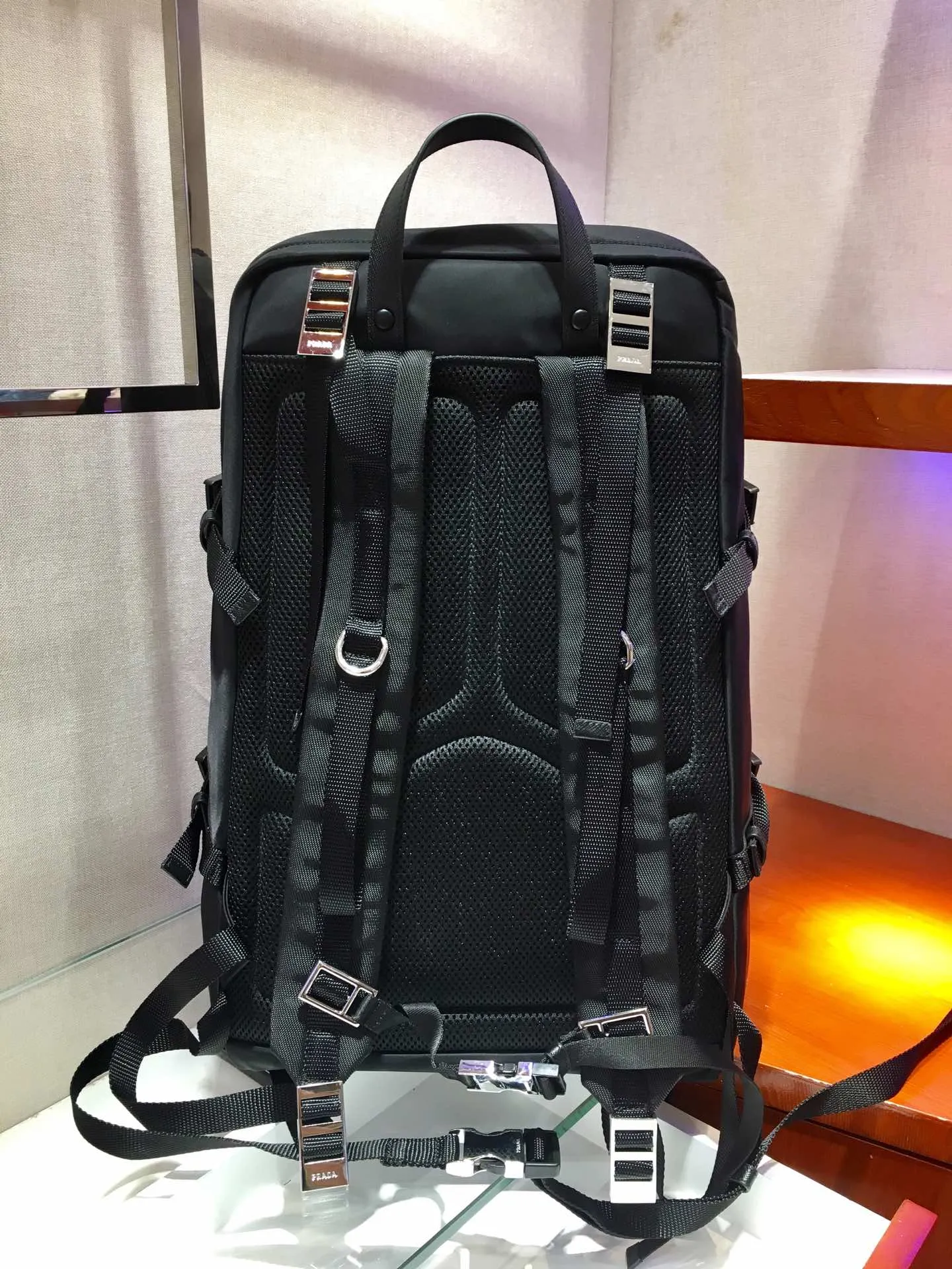 💰1320🎉Exclusive debut of 2VZ022🎉New style backpack👏🏻👏🏻 Made of imported fabric with Saffiano leather piping, polished steel accessories, inner logo plate, outer triangular enamel nameplate, inner pocket: One sewn on the side, one zippered, three zippered outer pockets, adjustable shoulder straps and padded back, nylon lining, this sporty style is unique👍👍Practical and fashionable😘😘Length 45X Height 30x Bottom 19cm👏🏻👏🏻👏🏻