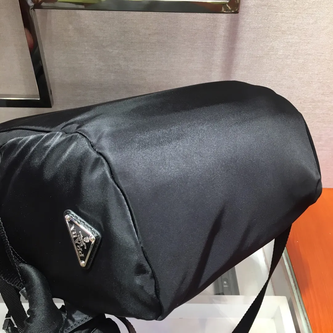 💰1320🎉Exclusive debut of 2VZ022🎉New style backpack👏🏻👏🏻 Made of imported fabric with Saffiano leather piping, polished steel accessories, inner logo plate, outer triangular enamel nameplate, inner pocket: One sewn on the side, one zippered, three zippered outer pockets, adjustable shoulder straps and padded back, nylon lining, this sporty style is unique👍👍Practical and fashionable😘😘Length 45X Height 30x Bottom 19cm👏🏻👏🏻👏🏻