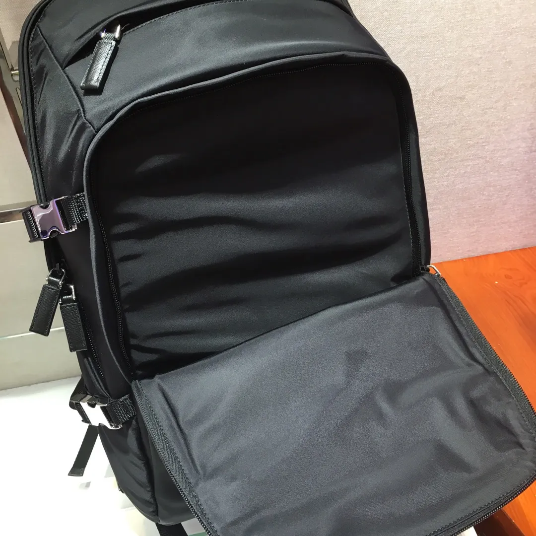 💰1320🎉Exclusive debut of 2VZ022🎉New style backpack👏🏻👏🏻 Made of imported fabric with Saffiano leather piping, polished steel accessories, inner logo plate, outer triangular enamel nameplate, inner pocket: One sewn on the side, one zippered, three zippered outer pockets, adjustable shoulder straps and padded back, nylon lining, this sporty style is unique👍👍Practical and fashionable😘😘Length 45X Height 30x Bottom 19cm👏🏻👏🏻👏🏻