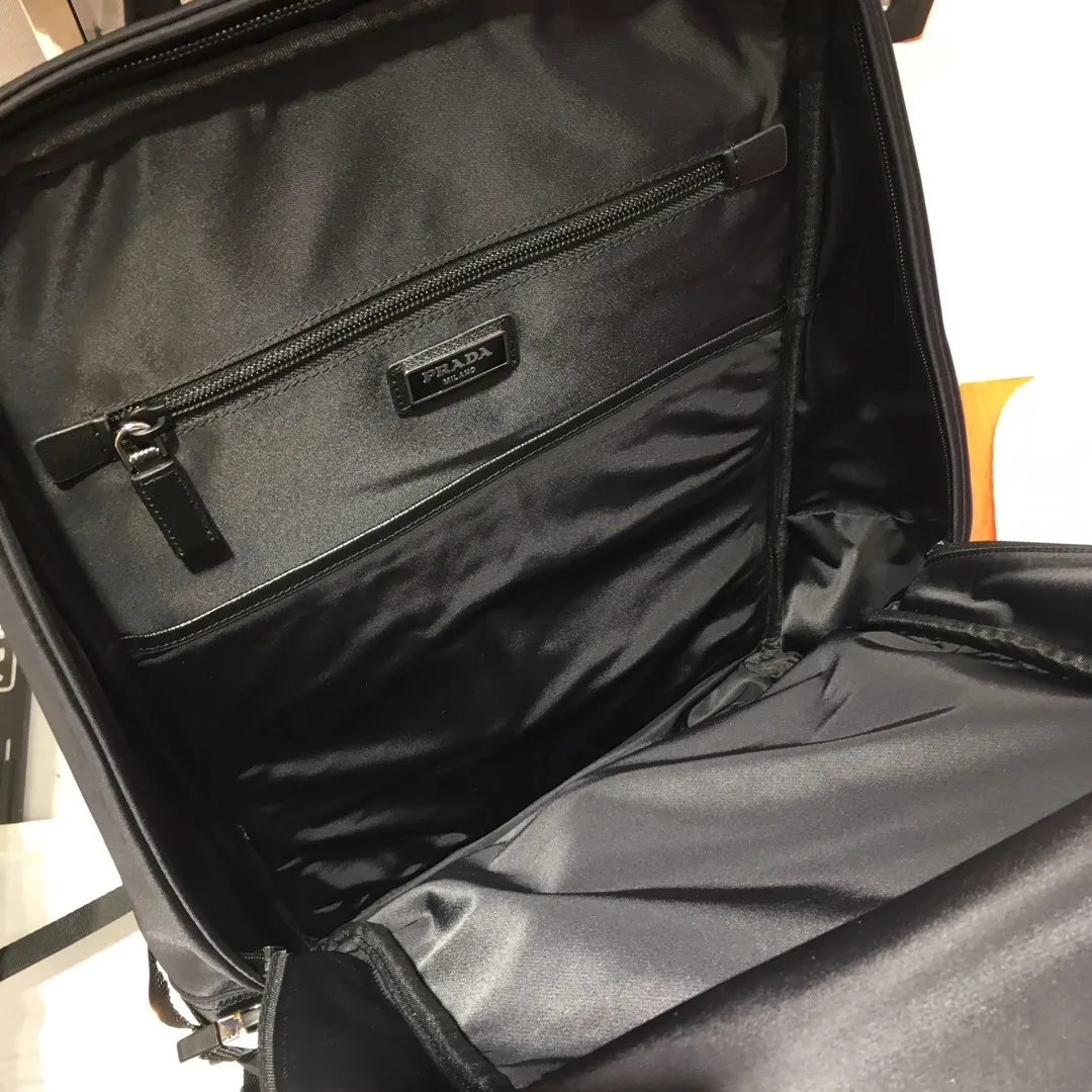 💰1320🎉Exclusive debut of 2VZ022🎉New style backpack👏🏻👏🏻 Made of imported fabric with Saffiano leather piping, polished steel accessories, inner logo plate, outer triangular enamel nameplate, inner pocket: One sewn on the side, one zippered, three zippered outer pockets, adjustable shoulder straps and padded back, nylon lining, this sporty style is unique👍👍Practical and fashionable😘😘Length 45X Height 30x Bottom 19cm👏🏻👏🏻👏🏻