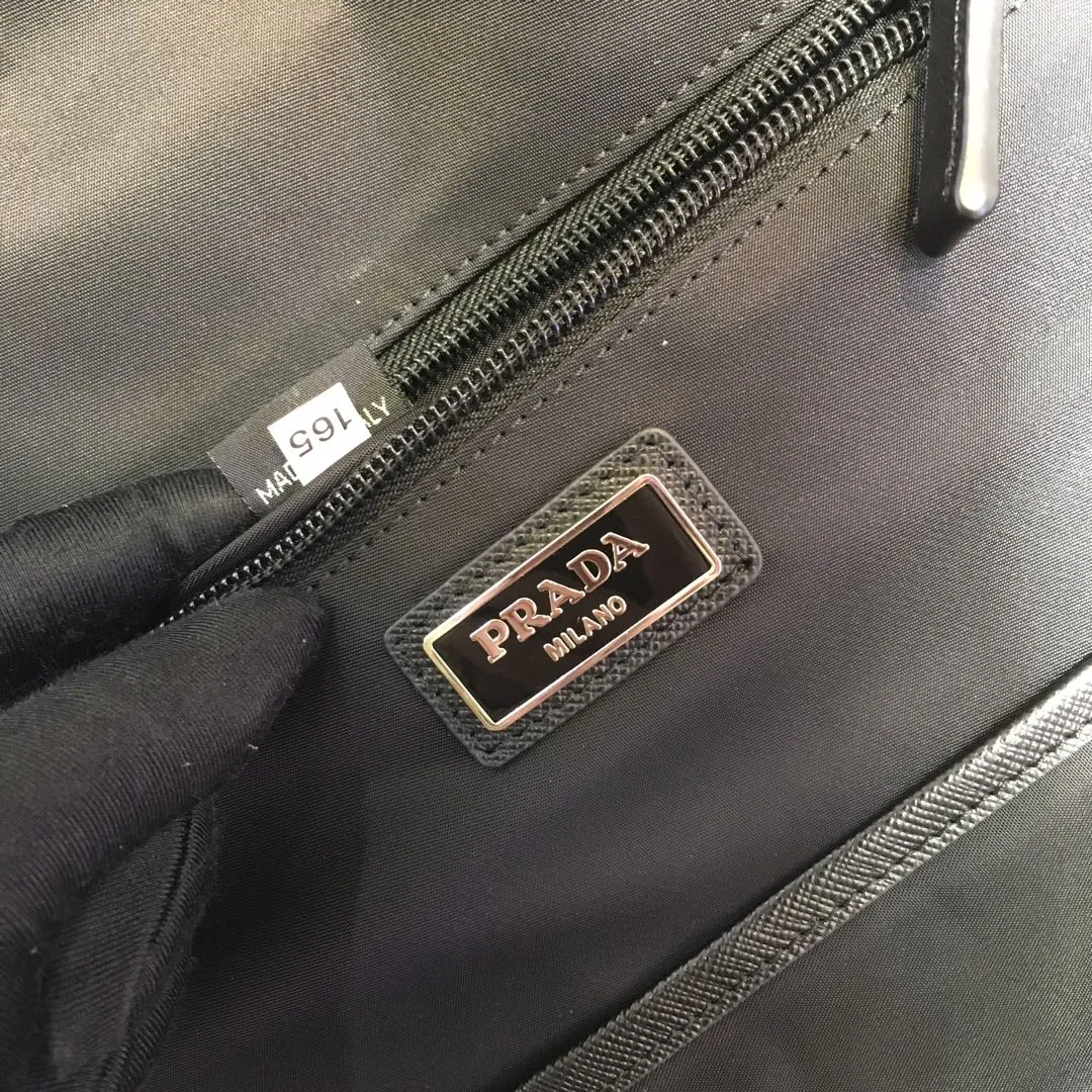 💰1320🎉Exclusive debut of 2VZ022🎉New style backpack👏🏻👏🏻 Made of imported fabric with Saffiano leather piping, polished steel accessories, inner logo plate, outer triangular enamel nameplate, inner pocket: One sewn on the side, one zippered, three zippered outer pockets, adjustable shoulder straps and padded back, nylon lining, this sporty style is unique👍👍Practical and fashionable😘😘Length 45X Height 30x Bottom 19cm👏🏻👏🏻👏🏻