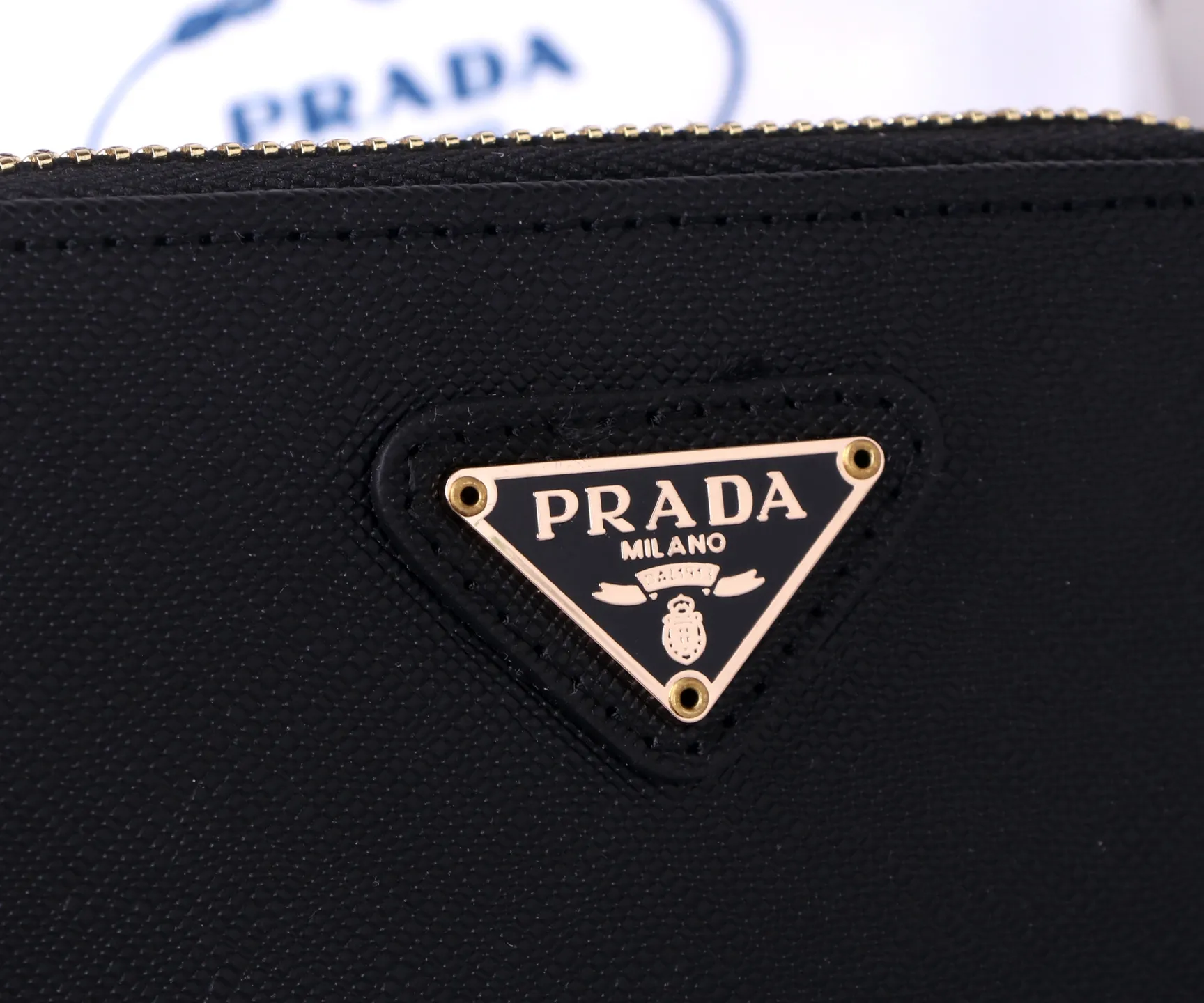 💰130 Style No.: LM1123 Brand: PRADA Color: Black Size: 10*8cm Description: The latest styles at the counter, synchronized with the official website, genuine product development, top Italian original single cross-grain cowhide with excellent texture, threaded lining and imported hardware accessories! The exquisite wiring is even and neat, and the oil edges are smooth.