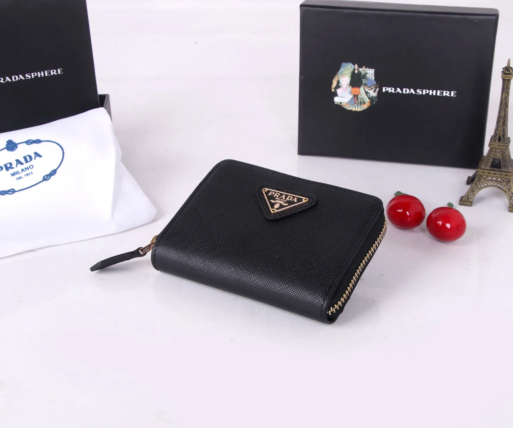 💰130 Style No.: LM1123 Brand: PRADA Color: Black Size: 10*8cm Description: The latest styles at the counter, synchronized with the official website, genuine product development, top Italian original single cross-grain cowhide with excellent texture, threaded lining and imported hardware accessories! The exquisite wiring is even and neat, and the oil edges are smooth.