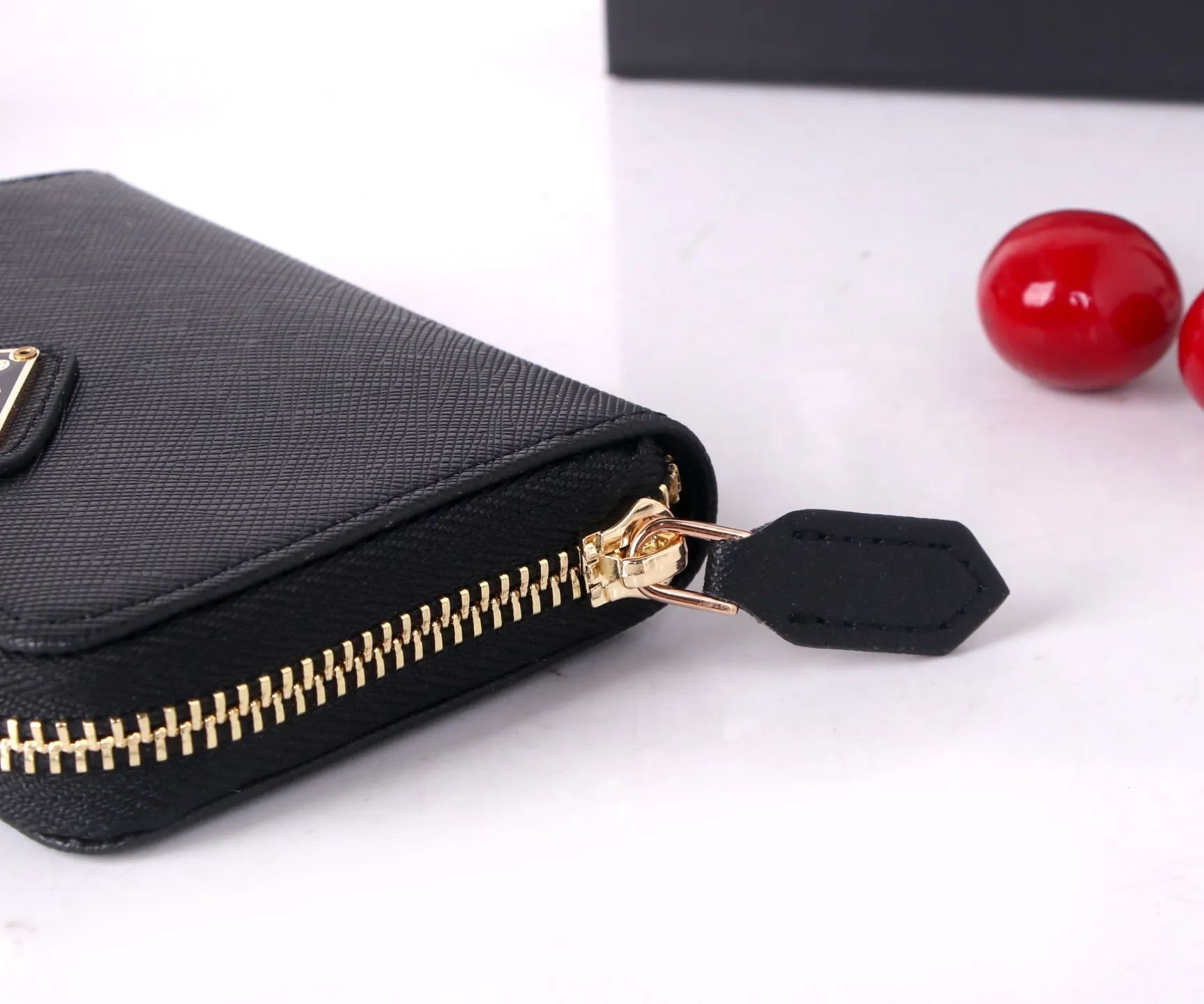 💰130 Style No.: LM1123 Brand: PRADA Color: Black Size: 10*8cm Description: The latest styles at the counter, synchronized with the official website, genuine product development, top Italian original single cross-grain cowhide with excellent texture, threaded lining and imported hardware accessories! The exquisite wiring is even and neat, and the oil edges are smooth.