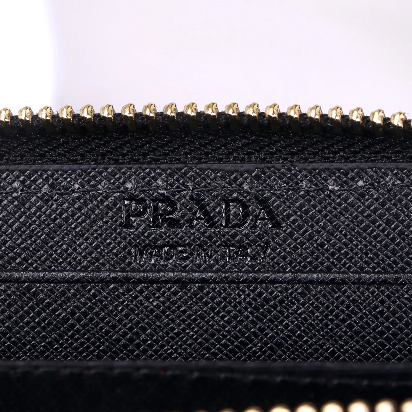 💰130 Style No.: LM1123 Brand: PRADA Color: Black Size: 10*8cm Description: The latest styles at the counter, synchronized with the official website, genuine product development, top Italian original single cross-grain cowhide with excellent texture, threaded lining and imported hardware accessories! The exquisite wiring is even and neat, and the oil edges are smooth.