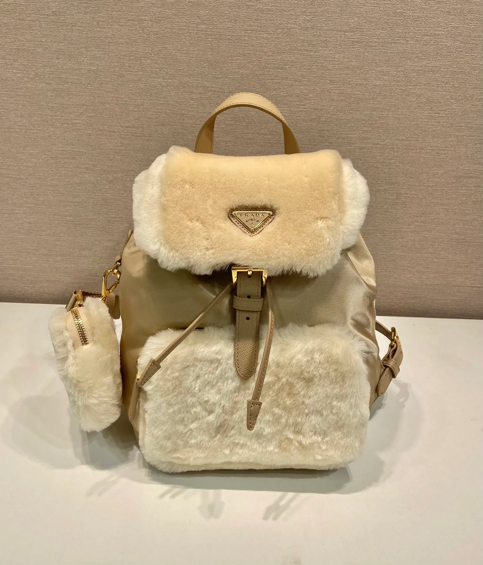 💰1520🎉Wool backpack🎉1BZ074🎉🎉 This one uses modern designed wool and imported nylon fabrics, combining winter atmosphere. This versatile casual backpack is accented with metal hardware and features a roomy zippered front pocket and a modern, stylish removable pouch. The backpack is exquisite and elegant, with large capacity and space. It is a must-have for babies in winter. Hurry up and get it🎉 Length 20.5x Height 25x Bottom 11.5cm🎉🎉🎉👏👏👌