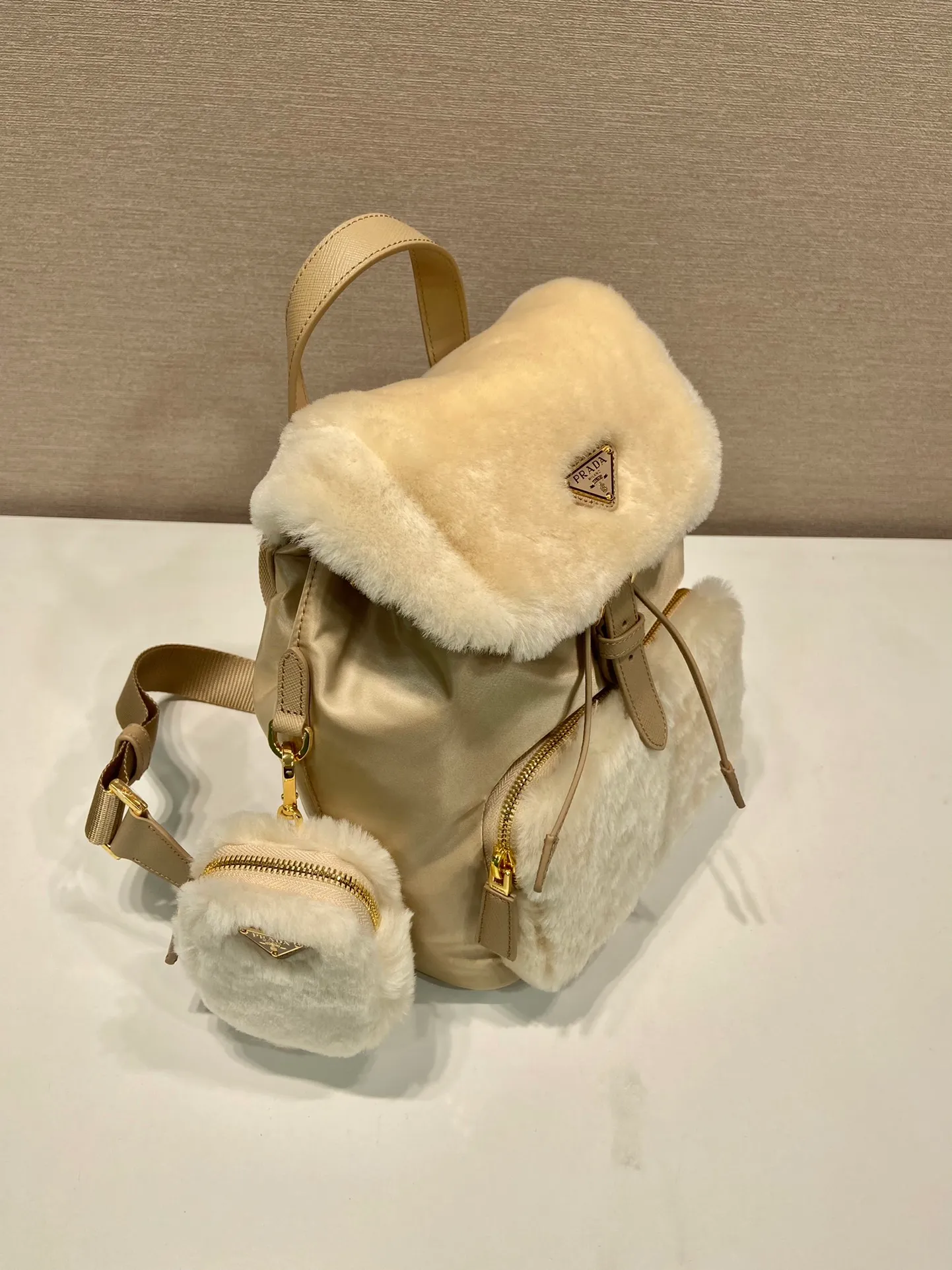 💰1520🎉Wool backpack🎉1BZ074🎉🎉 This one uses modern designed wool and imported nylon fabrics, combining winter atmosphere. This versatile casual backpack is accented with metal hardware and features a roomy zippered front pocket and a modern, stylish removable pouch. The backpack is exquisite and elegant, with large capacity and space. It is a must-have for babies in winter. Hurry up and get it🎉 Length 20.5x Height 25x Bottom 11.5cm🎉🎉🎉👏👏👌