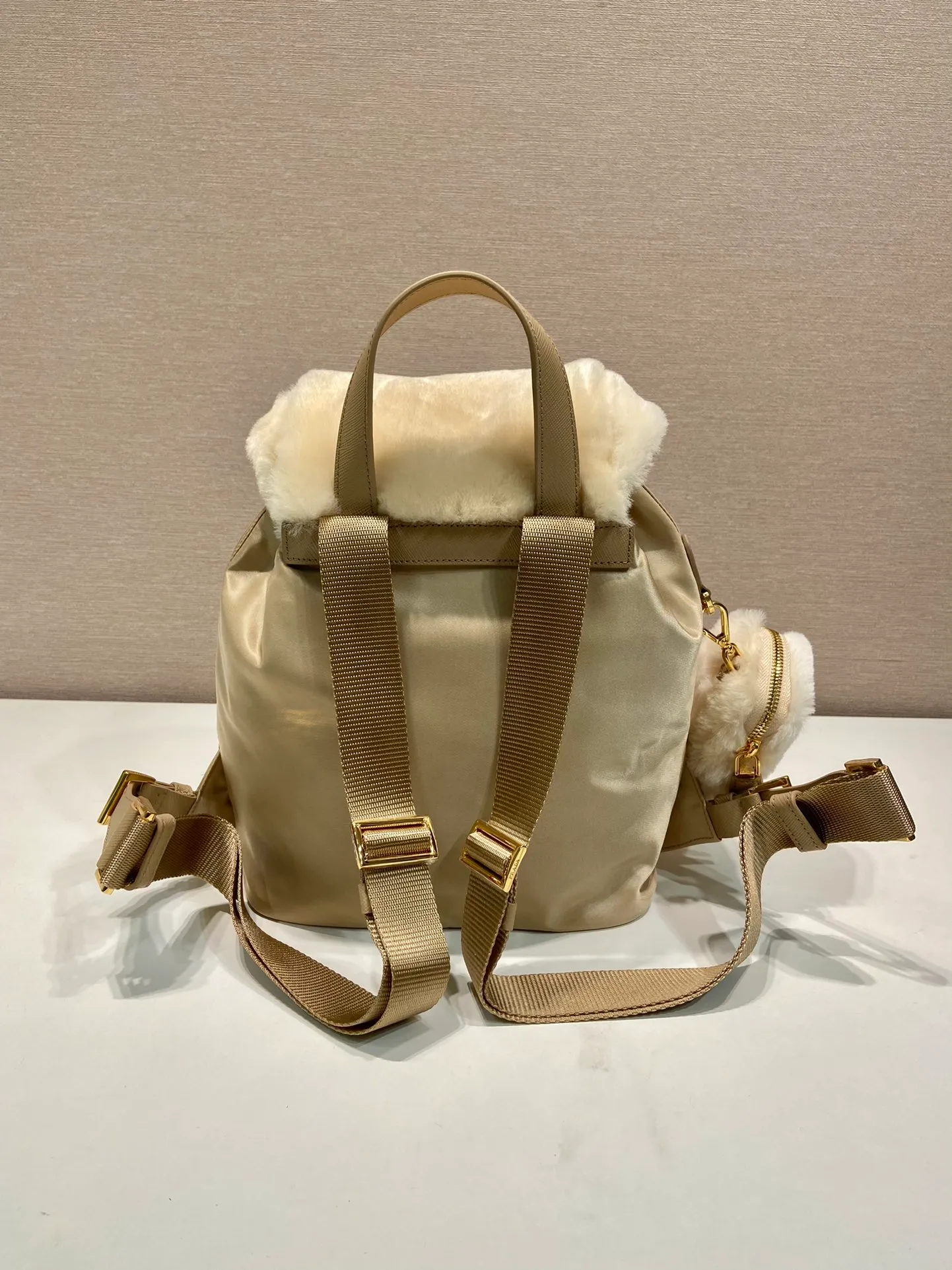 💰1520🎉Wool backpack🎉1BZ074🎉🎉 This one uses modern designed wool and imported nylon fabrics, combining winter atmosphere. This versatile casual backpack is accented with metal hardware and features a roomy zippered front pocket and a modern, stylish removable pouch. The backpack is exquisite and elegant, with large capacity and space. It is a must-have for babies in winter. Hurry up and get it🎉 Length 20.5x Height 25x Bottom 11.5cm🎉🎉🎉👏👏👌