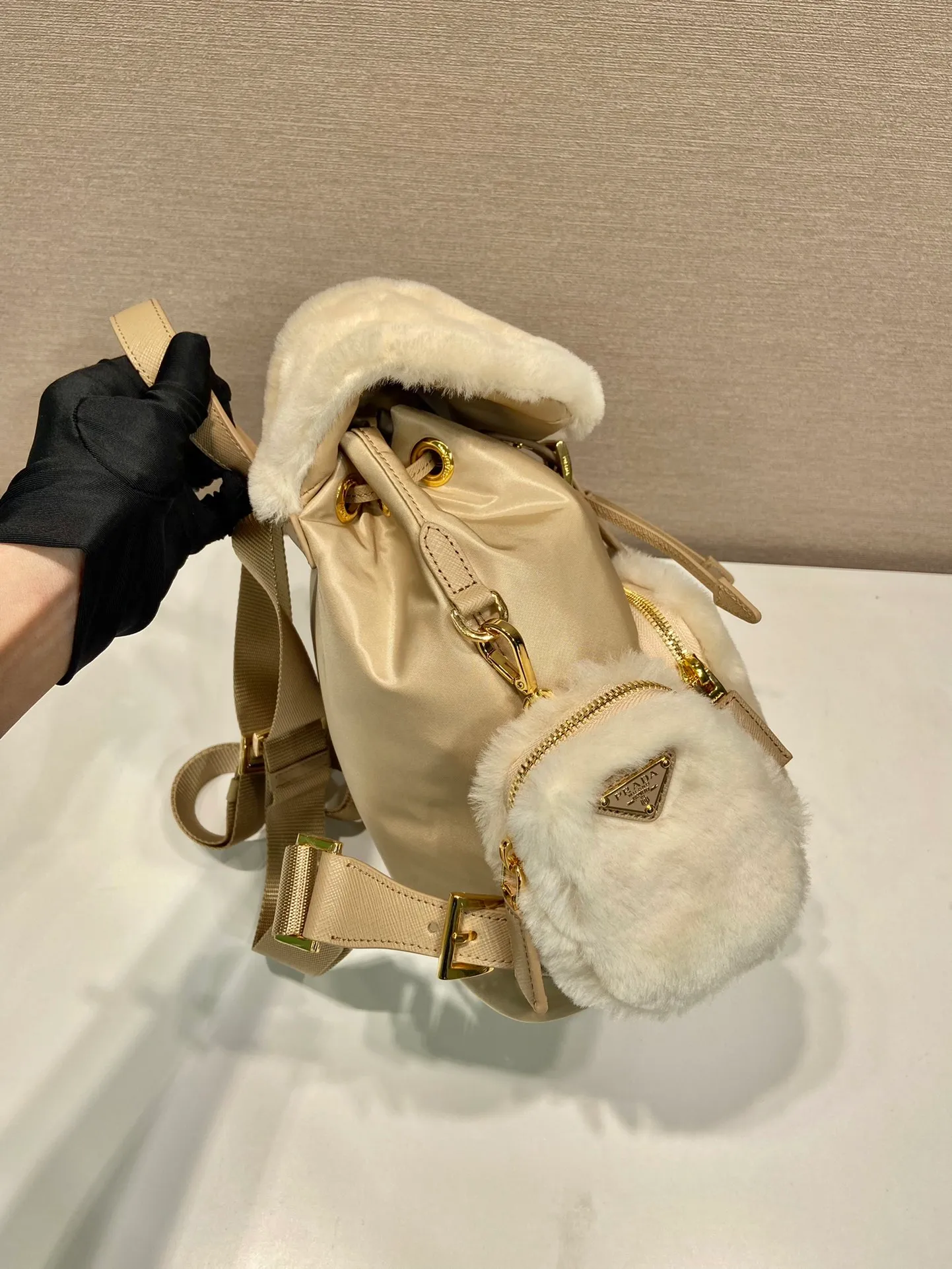 💰1520🎉Wool backpack🎉1BZ074🎉🎉 This one uses modern designed wool and imported nylon fabrics, combining winter atmosphere. This versatile casual backpack is accented with metal hardware and features a roomy zippered front pocket and a modern, stylish removable pouch. The backpack is exquisite and elegant, with large capacity and space. It is a must-have for babies in winter. Hurry up and get it🎉 Length 20.5x Height 25x Bottom 11.5cm🎉🎉🎉👏👏👌