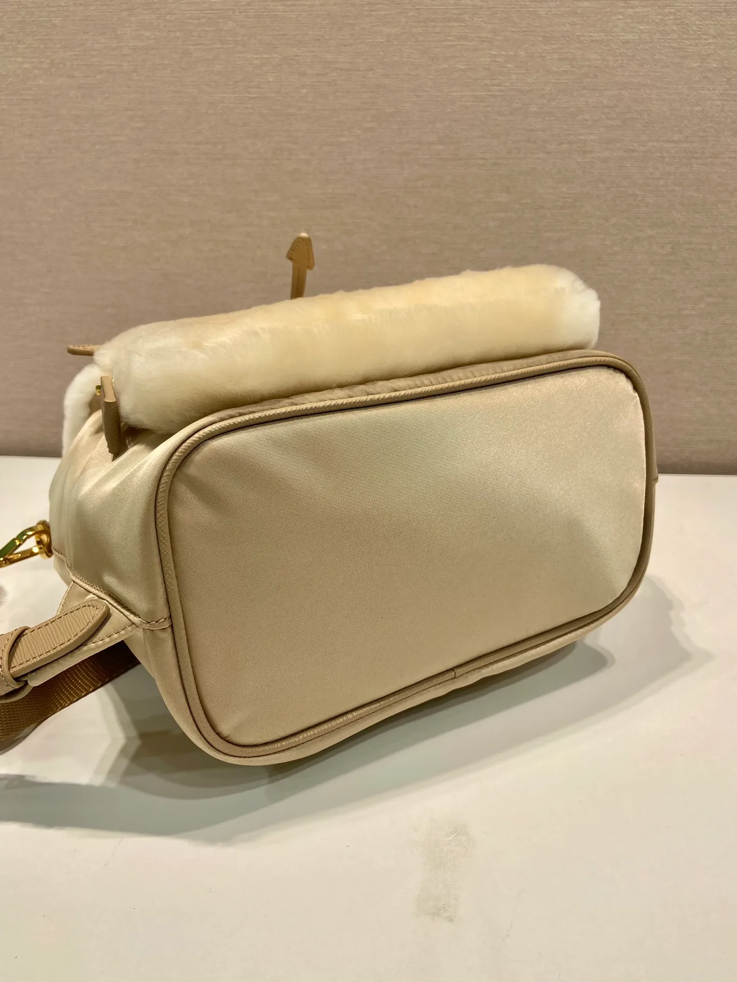 💰1520🎉Wool backpack🎉1BZ074🎉🎉 This one uses modern designed wool and imported nylon fabrics, combining winter atmosphere. This versatile casual backpack is accented with metal hardware and features a roomy zippered front pocket and a modern, stylish removable pouch. The backpack is exquisite and elegant, with large capacity and space. It is a must-have for babies in winter. Hurry up and get it🎉 Length 20.5x Height 25x Bottom 11.5cm🎉🎉🎉👏👏👌
