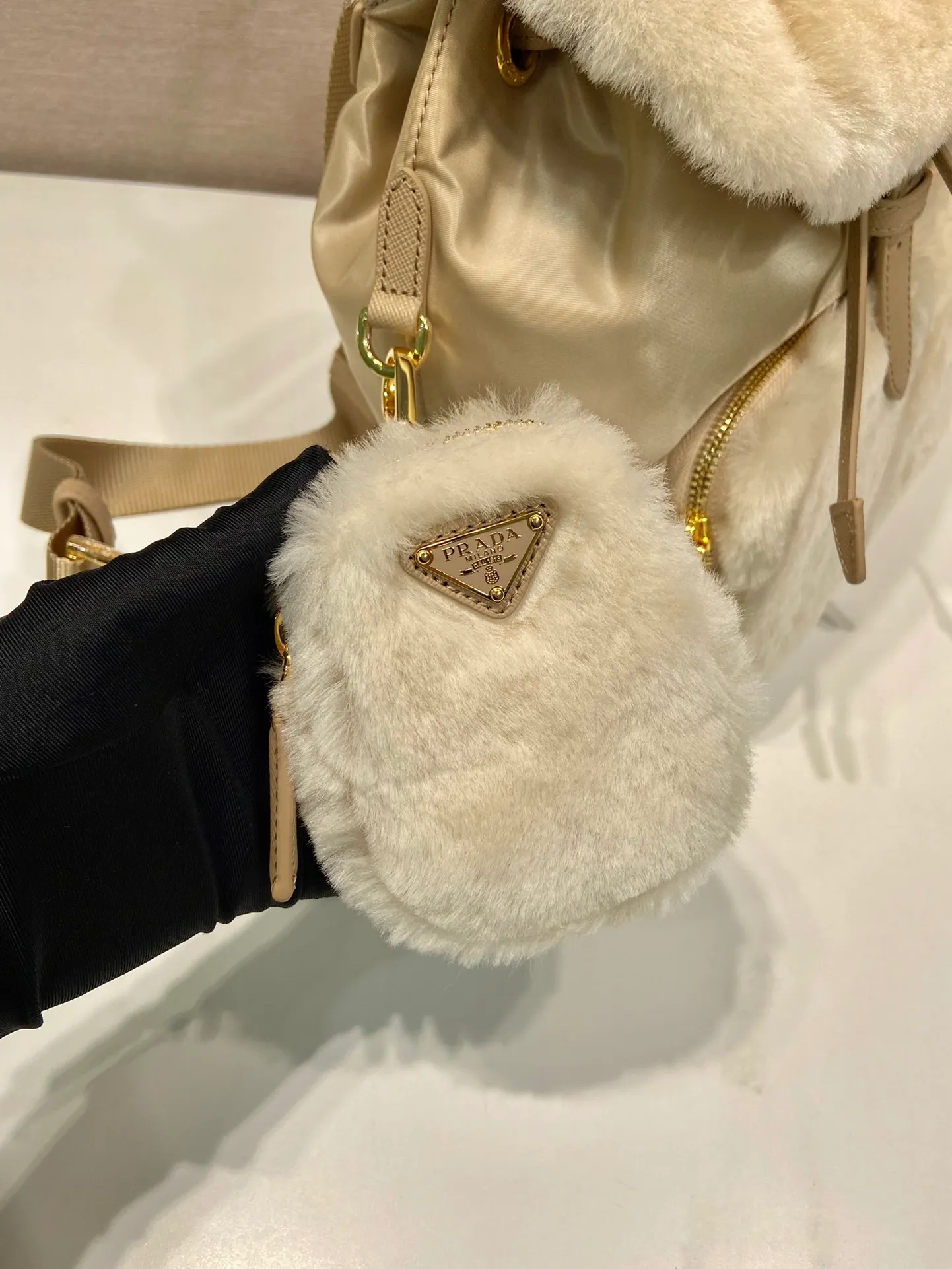 💰1520🎉Wool backpack🎉1BZ074🎉🎉 This one uses modern designed wool and imported nylon fabrics, combining winter atmosphere. This versatile casual backpack is accented with metal hardware and features a roomy zippered front pocket and a modern, stylish removable pouch. The backpack is exquisite and elegant, with large capacity and space. It is a must-have for babies in winter. Hurry up and get it🎉 Length 20.5x Height 25x Bottom 11.5cm🎉🎉🎉👏👏👌