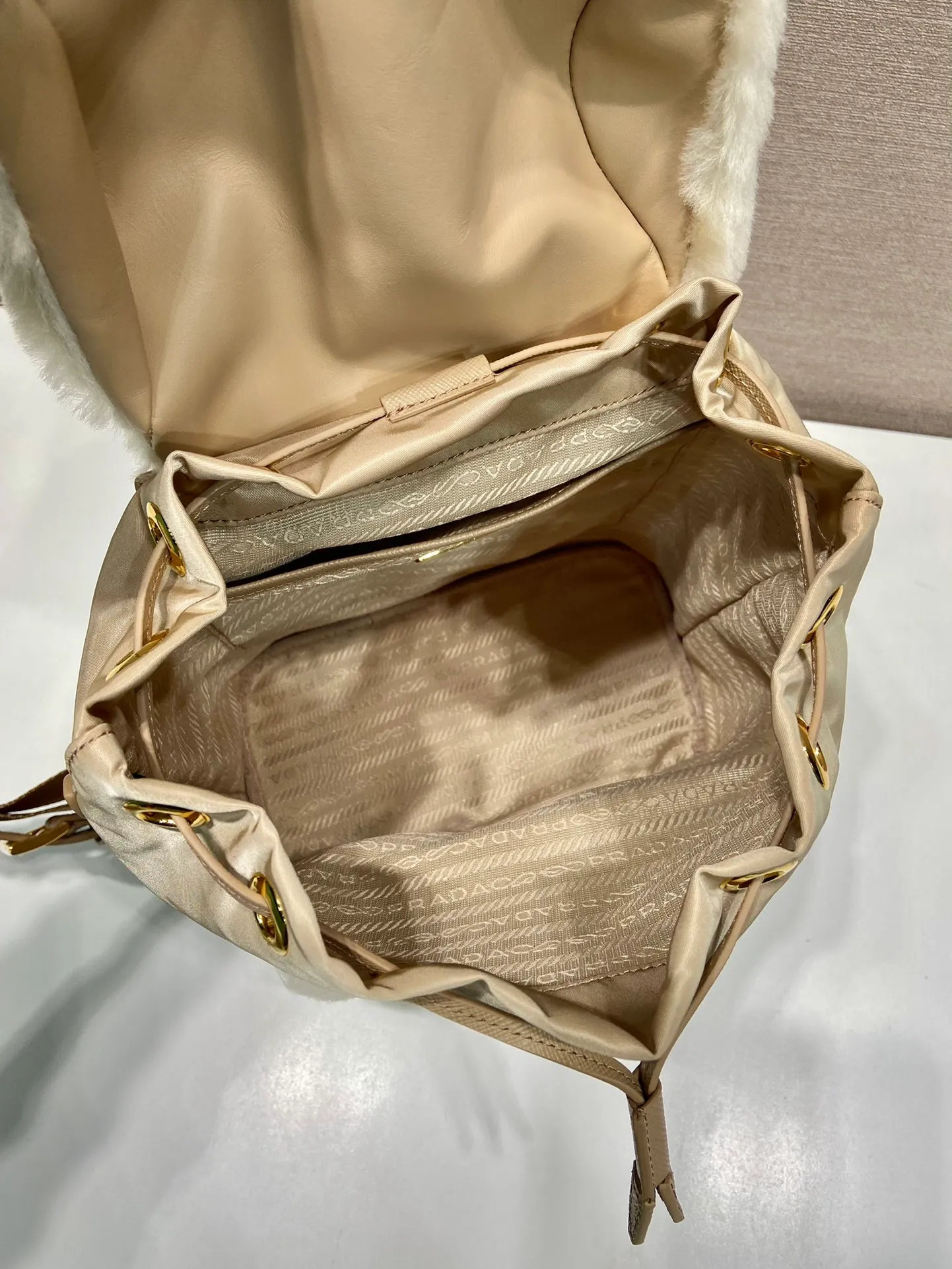 💰1520🎉Wool backpack🎉1BZ074🎉🎉 This one uses modern designed wool and imported nylon fabrics, combining winter atmosphere. This versatile casual backpack is accented with metal hardware and features a roomy zippered front pocket and a modern, stylish removable pouch. The backpack is exquisite and elegant, with large capacity and space. It is a must-have for babies in winter. Hurry up and get it🎉 Length 20.5x Height 25x Bottom 11.5cm🎉🎉🎉👏👏👌