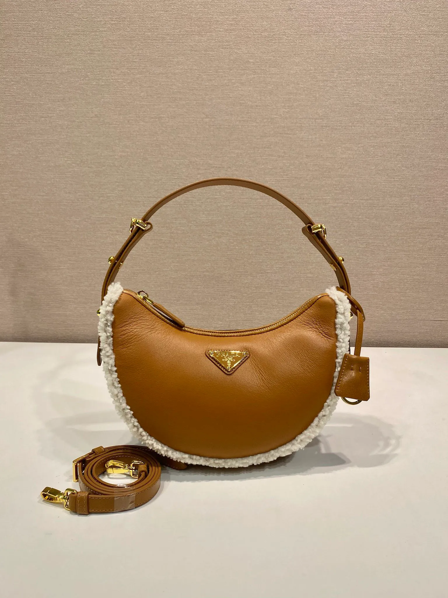 💰1700🎉Sheepskin Moon Handbag🎉1BC194 New Arrival🎉🎉 This stylish leather handbag is versatile and reflects the elegance of modernism. The curved silhouette is trimmed with soft shearling and has a detachable shoulder strap so it can be carried in a variety of ways. A must-have for winter, babies, hurry up and get it🎉🎉 Length 22x Height 18.5 Base 6cm🎉🎉🎉👏👏👏