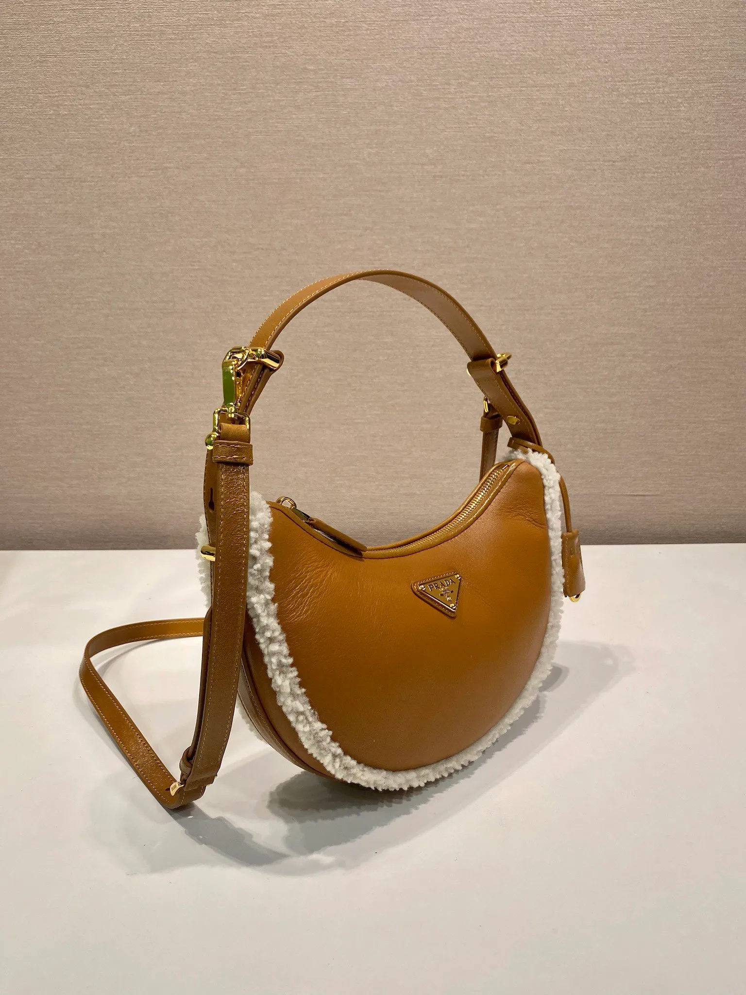 💰1700🎉Sheepskin Moon Handbag🎉1BC194 New Arrival🎉🎉 This stylish leather handbag is versatile and reflects the elegance of modernism. The curved silhouette is trimmed with soft shearling and has a detachable shoulder strap so it can be carried in a variety of ways. A must-have for winter, babies, hurry up and get it🎉🎉 Length 22x Height 18.5 Base 6cm🎉🎉🎉👏👏👏
