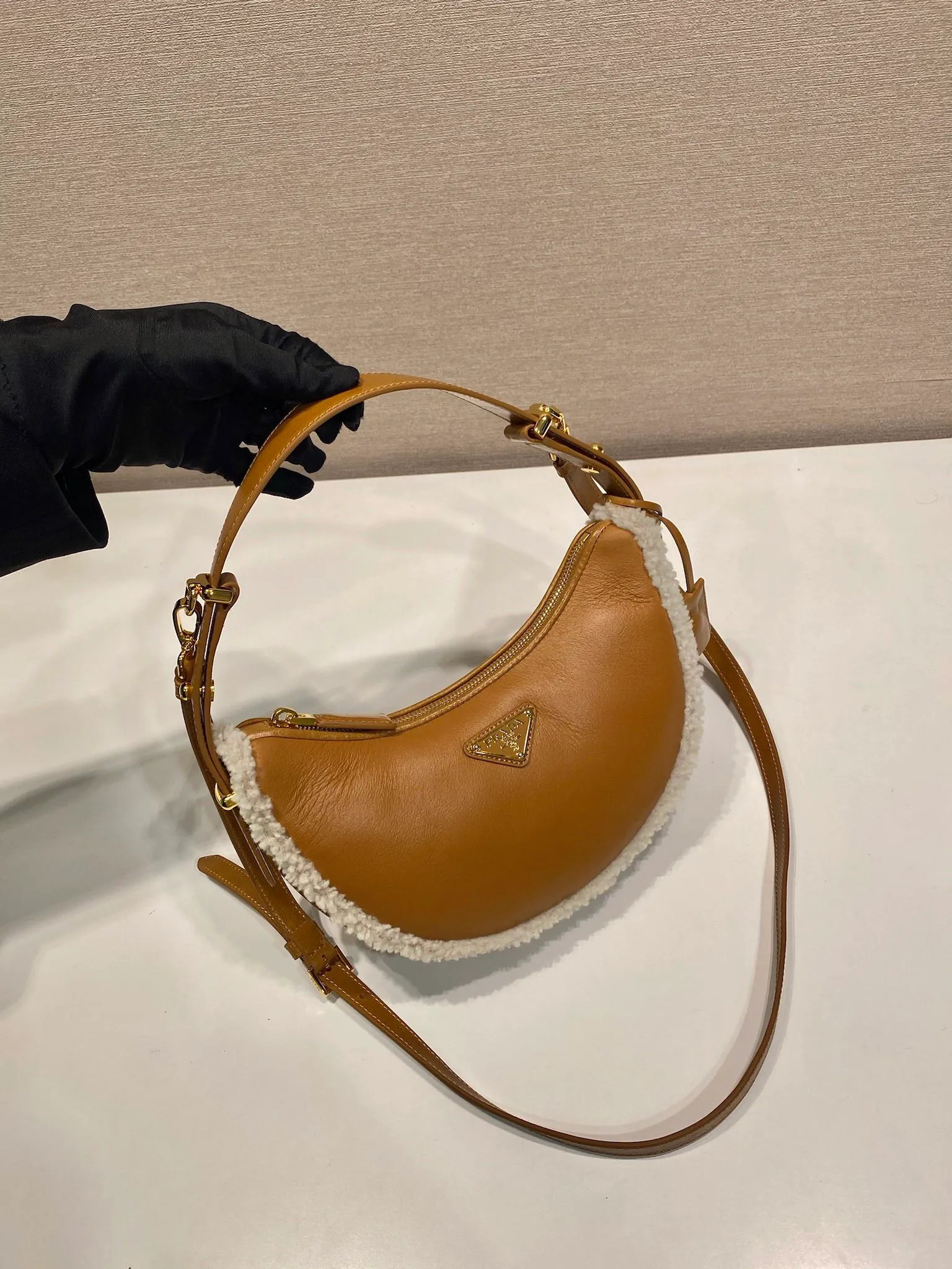 💰1700🎉Sheepskin Moon Handbag🎉1BC194 New Arrival🎉🎉 This stylish leather handbag is versatile and reflects the elegance of modernism. The curved silhouette is trimmed with soft shearling and has a detachable shoulder strap so it can be carried in a variety of ways. A must-have for winter, babies, hurry up and get it🎉🎉 Length 22x Height 18.5 Base 6cm🎉🎉🎉👏👏👏