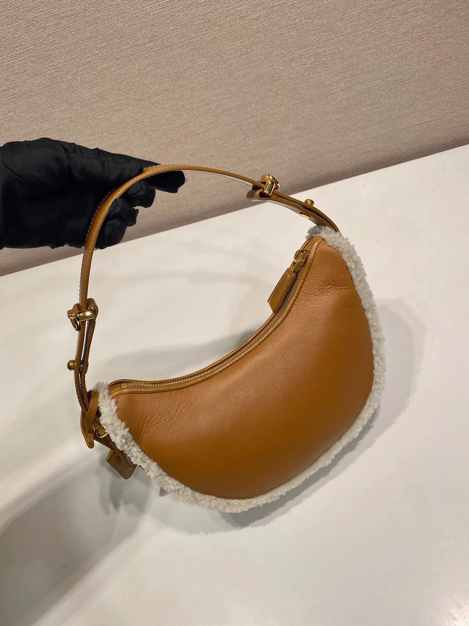 💰1700🎉Sheepskin Moon Handbag🎉1BC194 New Arrival🎉🎉 This stylish leather handbag is versatile and reflects the elegance of modernism. The curved silhouette is trimmed with soft shearling and has a detachable shoulder strap so it can be carried in a variety of ways. A must-have for winter, babies, hurry up and get it🎉🎉 Length 22x Height 18.5 Base 6cm🎉🎉🎉👏👏👏