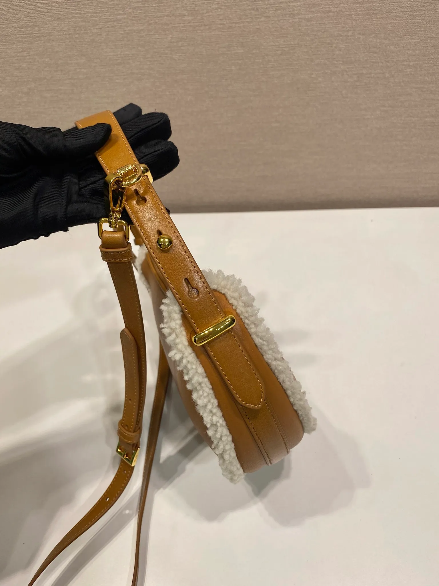 💰1700🎉Sheepskin Moon Handbag🎉1BC194 New Arrival🎉🎉 This stylish leather handbag is versatile and reflects the elegance of modernism. The curved silhouette is trimmed with soft shearling and has a detachable shoulder strap so it can be carried in a variety of ways. A must-have for winter, babies, hurry up and get it🎉🎉 Length 22x Height 18.5 Base 6cm🎉🎉🎉👏👏👏