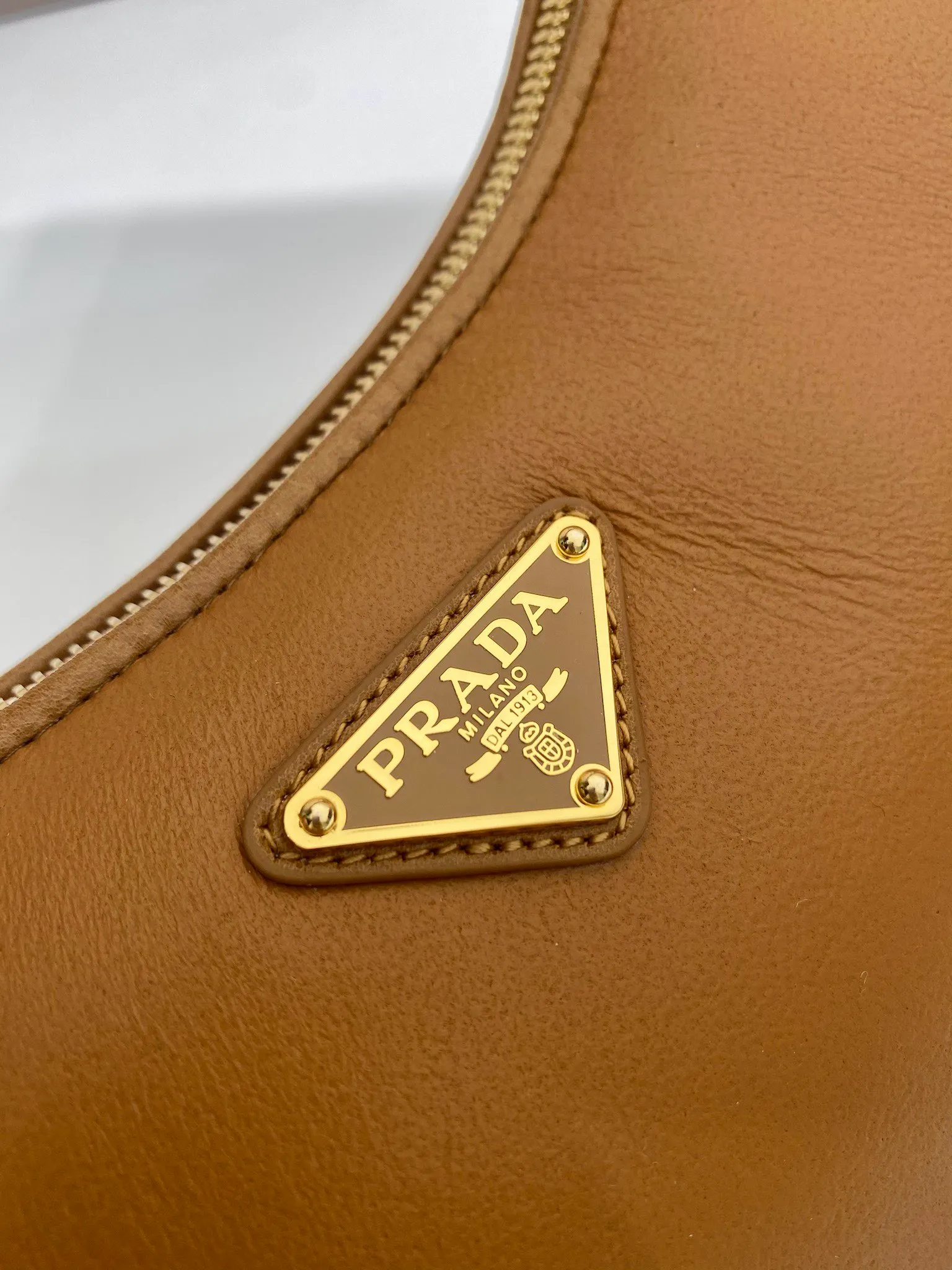 💰1700🎉Sheepskin Moon Handbag🎉1BC194 New Arrival🎉🎉 This stylish leather handbag is versatile and reflects the elegance of modernism. The curved silhouette is trimmed with soft shearling and has a detachable shoulder strap so it can be carried in a variety of ways. A must-have for winter, babies, hurry up and get it🎉🎉 Length 22x Height 18.5 Base 6cm🎉🎉🎉👏👏👏