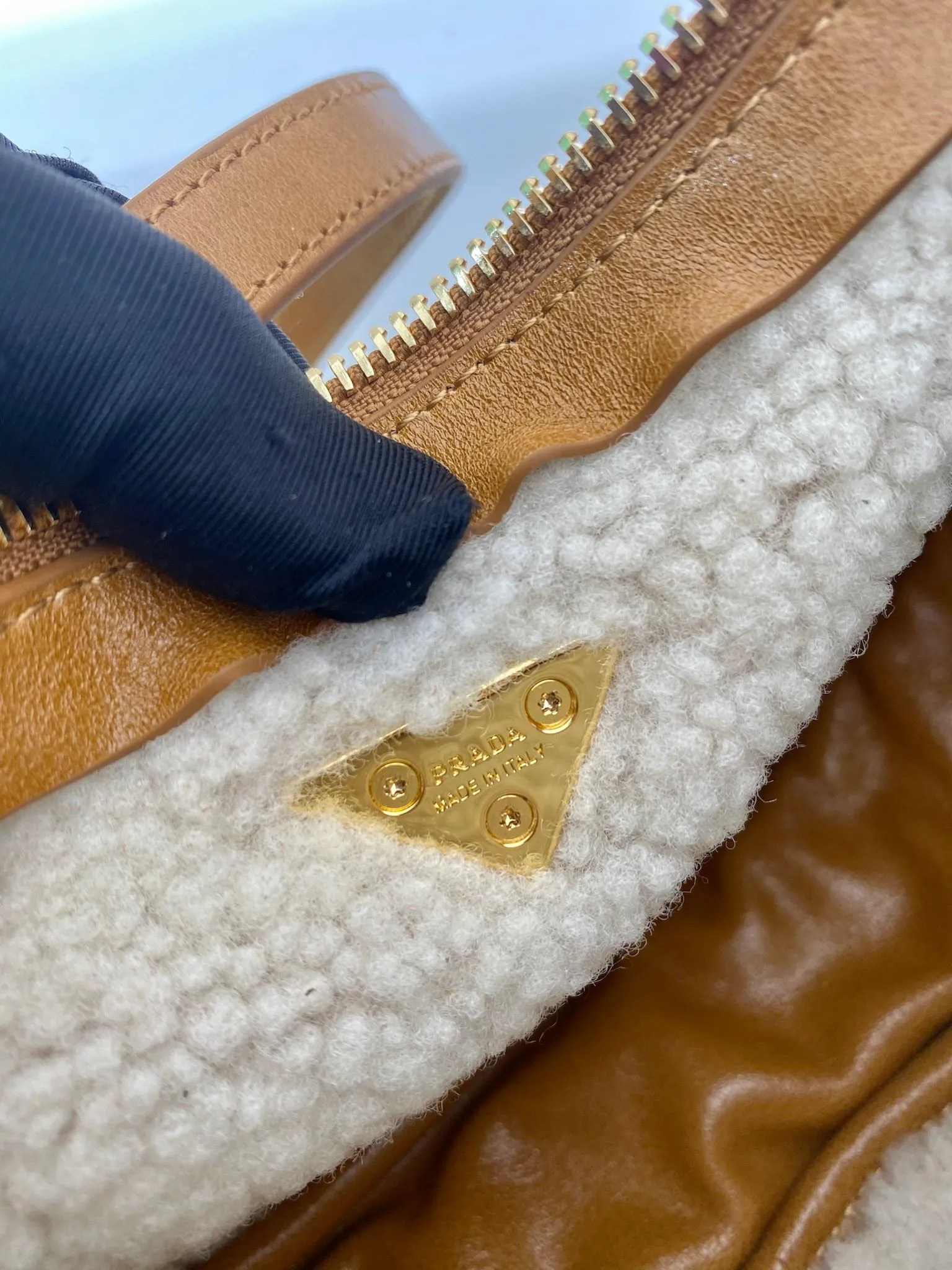 💰1700🎉Sheepskin Moon Handbag🎉1BC194 New Arrival🎉🎉 This stylish leather handbag is versatile and reflects the elegance of modernism. The curved silhouette is trimmed with soft shearling and has a detachable shoulder strap so it can be carried in a variety of ways. A must-have for winter, babies, hurry up and get it🎉🎉 Length 22x Height 18.5 Base 6cm🎉🎉🎉👏👏👏