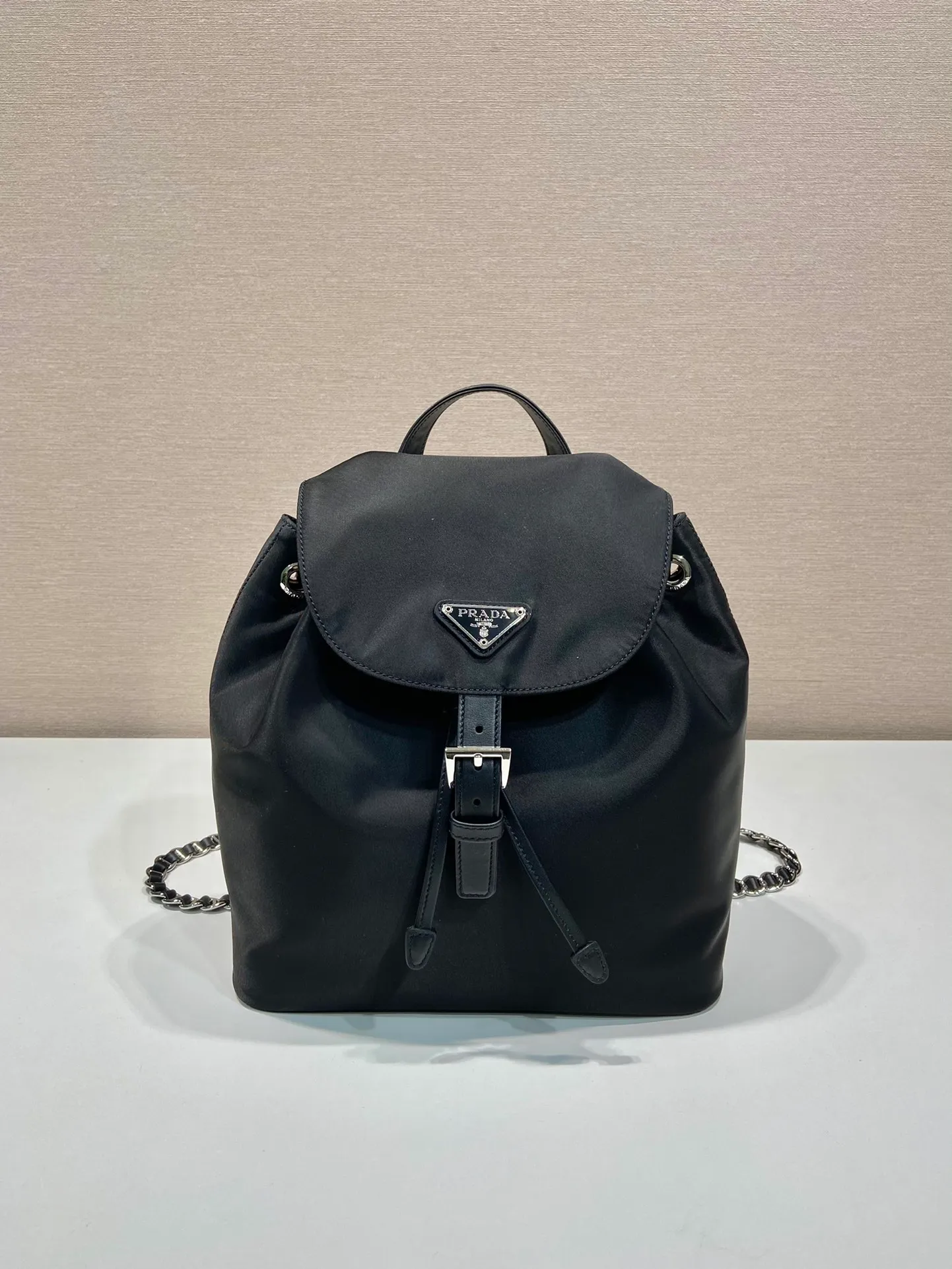 💰1260🎉Second-hand backpack🎉1BZ831 small🎉🎉 This one is made of imported nylon fabric/calf leather, top-grade imported Japanese iron, the upper body effect is very beautiful, lightweight and practical. Easy to space. Babies, hurry up and get it, it’s another hit that will never go out of style. Length 26x Height 27x Bottom 11cm🎉🎉🎉👏👏👏