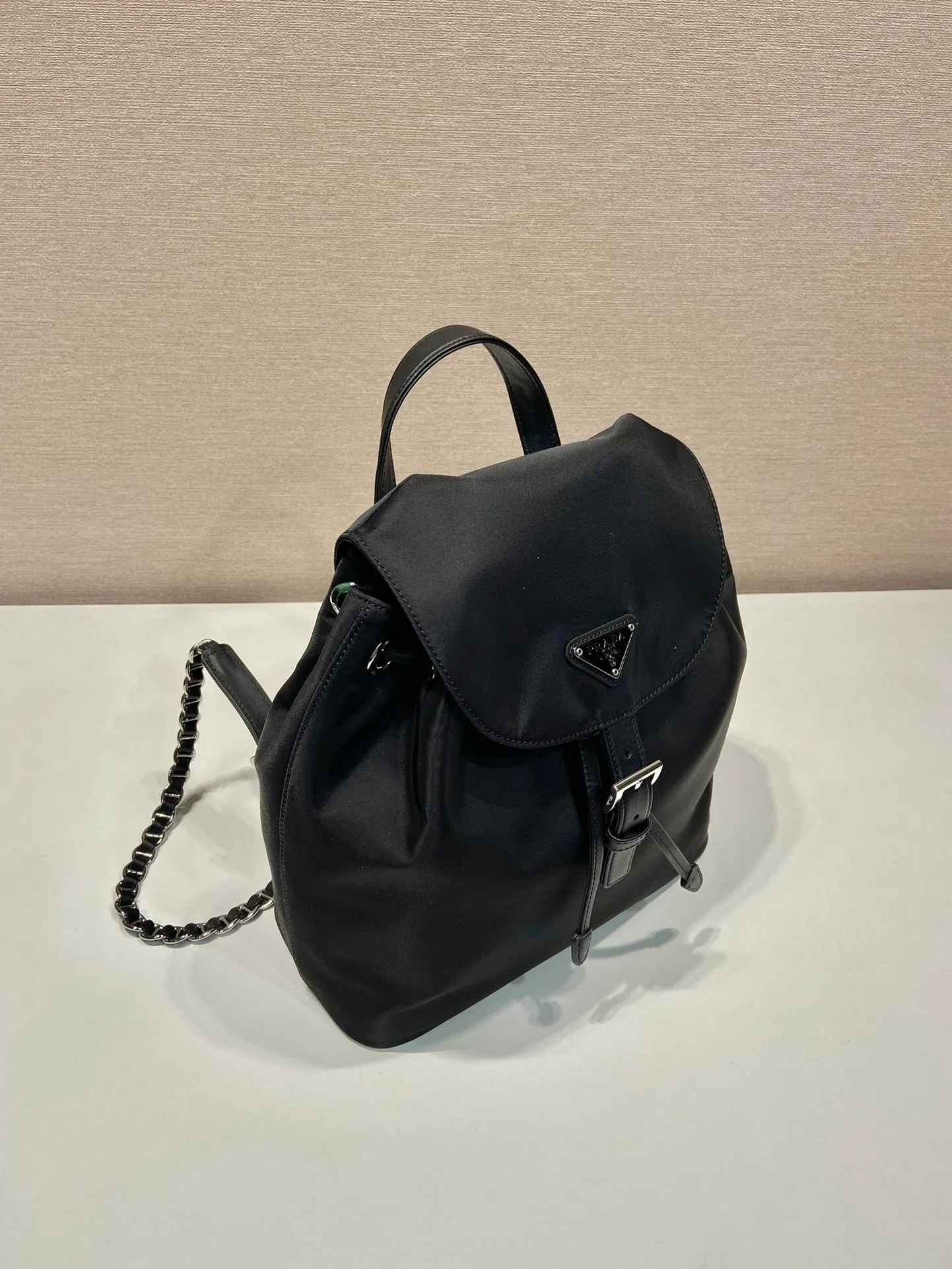💰1260🎉Second-hand backpack🎉1BZ831 small🎉🎉 This one is made of imported nylon fabric/calf leather, top-grade imported Japanese iron, the upper body effect is very beautiful, lightweight and practical. Easy to space. Babies, hurry up and get it, it’s another hit that will never go out of style. Length 26x Height 27x Bottom 11cm🎉🎉🎉👏👏👏
