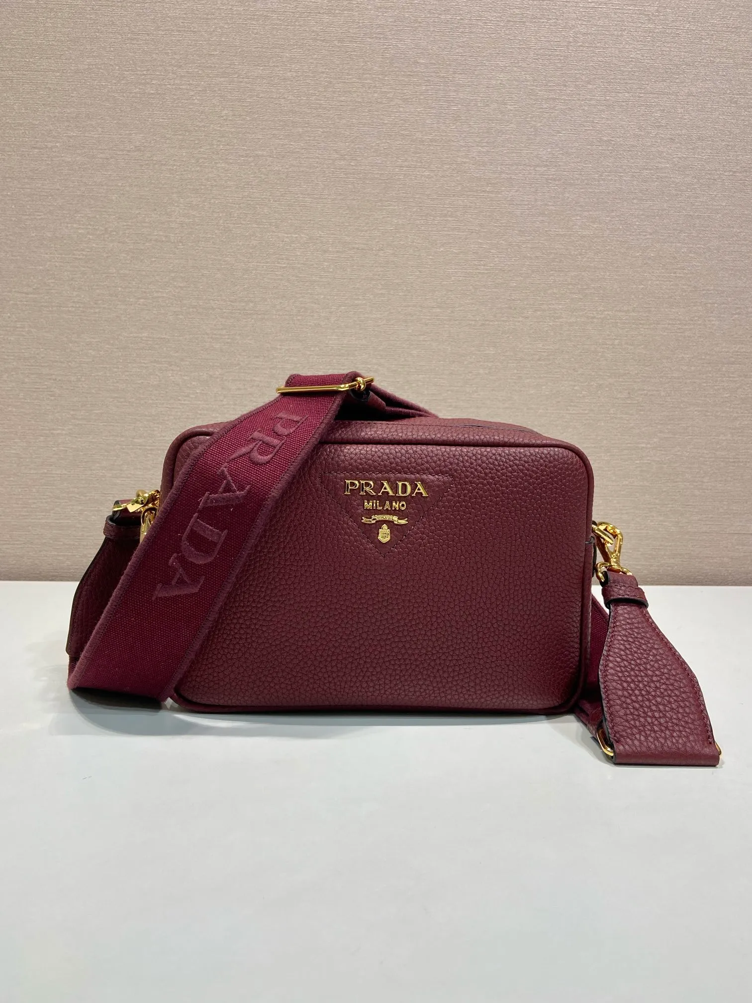 💰1700🎉New double shoulder strap🎉1BD082-1🎉 This double shoulder strap is made of imported deerskin grain cowhide and equipped with two interchangeable and adjustable long shoulder straps. The combination of fabric webbing and cowhide is perfect😘, versatile for mixing and matching different clothes on different occasions😘, large capacity, many compartments, super soft feel🎉Hurry up and get it🎉 Length 22x height 14x bottom 8cm🎉🎉🎉👏👏👏