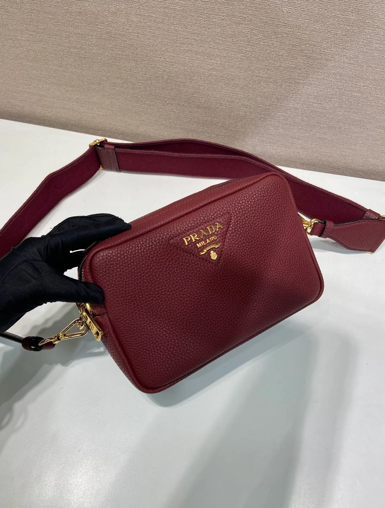 💰1700🎉New double shoulder strap🎉1BD082-1🎉 This double shoulder strap is made of imported deerskin grain cowhide and equipped with two interchangeable and adjustable long shoulder straps. The combination of fabric webbing and cowhide is perfect😘, versatile for mixing and matching different clothes on different occasions😘, large capacity, many compartments, super soft feel🎉Hurry up and get it🎉 Length 22x height 14x bottom 8cm🎉🎉🎉👏👏👏