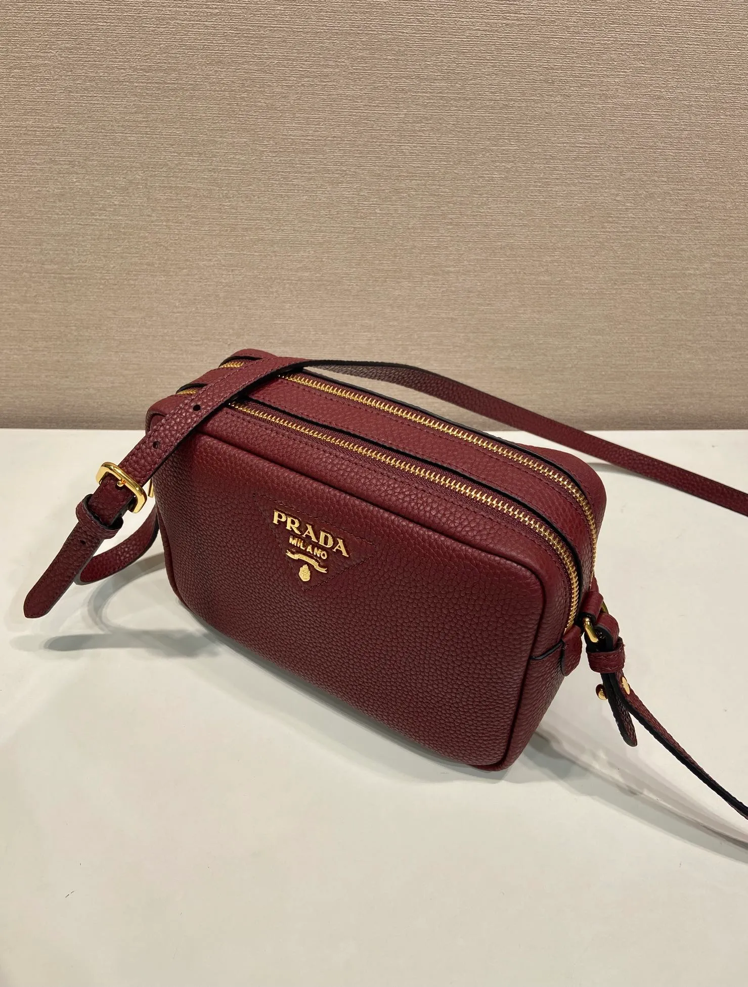 💰1700🎉New double shoulder strap🎉1BD082-1🎉 This double shoulder strap is made of imported deerskin grain cowhide and equipped with two interchangeable and adjustable long shoulder straps. The combination of fabric webbing and cowhide is perfect😘, versatile for mixing and matching different clothes on different occasions😘, large capacity, many compartments, super soft feel🎉Hurry up and get it🎉 Length 22x height 14x bottom 8cm🎉🎉🎉👏👏👏