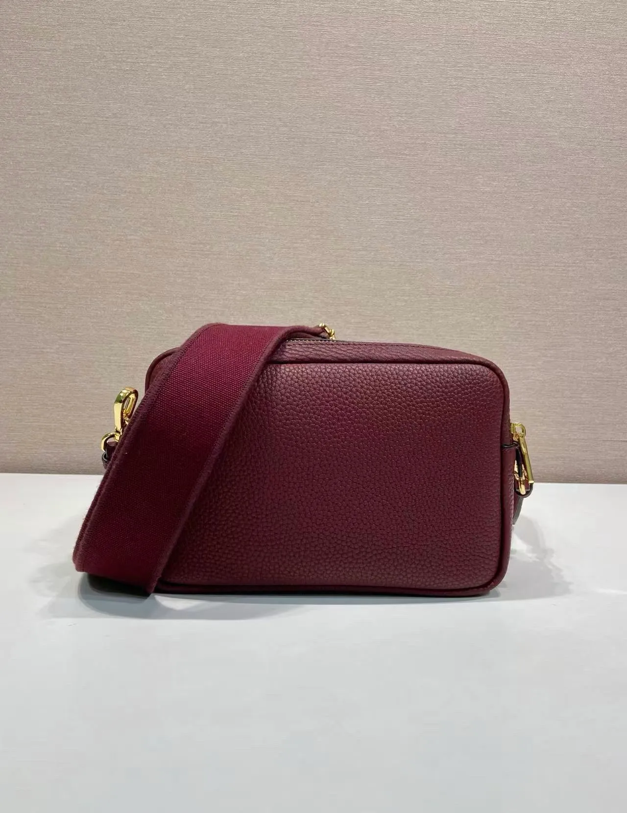 💰1700🎉New double shoulder strap🎉1BD082-1🎉 This double shoulder strap is made of imported deerskin grain cowhide and equipped with two interchangeable and adjustable long shoulder straps. The combination of fabric webbing and cowhide is perfect😘, versatile for mixing and matching different clothes on different occasions😘, large capacity, many compartments, super soft feel🎉Hurry up and get it🎉 Length 22x height 14x bottom 8cm🎉🎉🎉👏👏👏