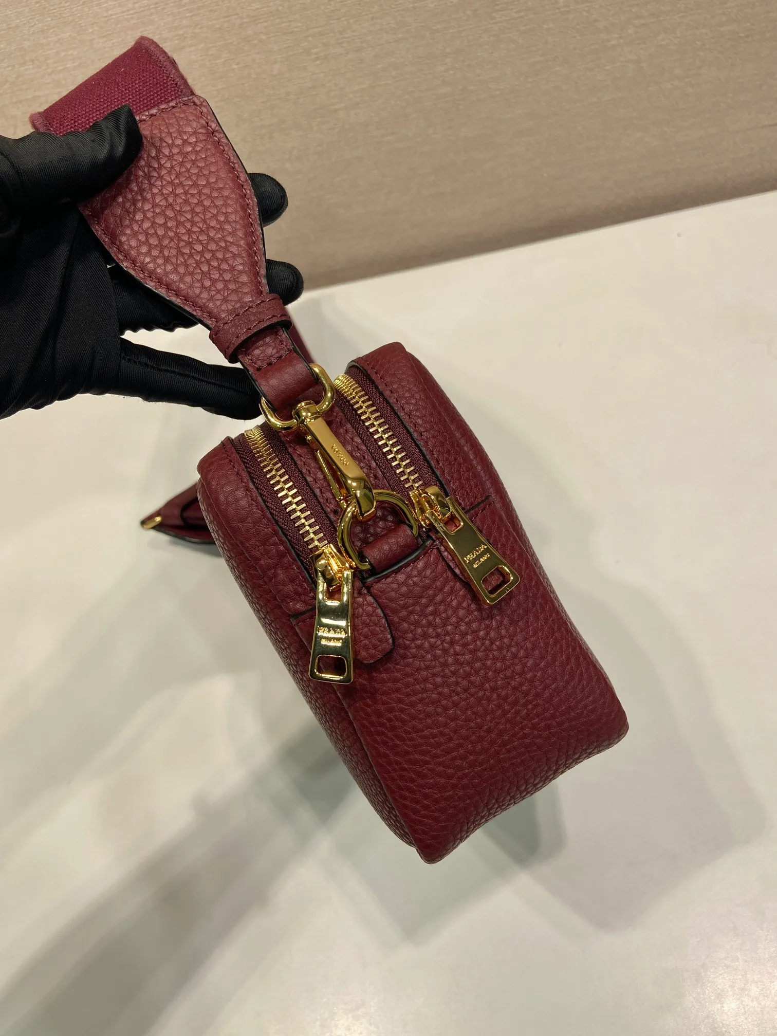 💰1700🎉New double shoulder strap🎉1BD082-1🎉 This double shoulder strap is made of imported deerskin grain cowhide and equipped with two interchangeable and adjustable long shoulder straps. The combination of fabric webbing and cowhide is perfect😘, versatile for mixing and matching different clothes on different occasions😘, large capacity, many compartments, super soft feel🎉Hurry up and get it🎉 Length 22x height 14x bottom 8cm🎉🎉🎉👏👏👏