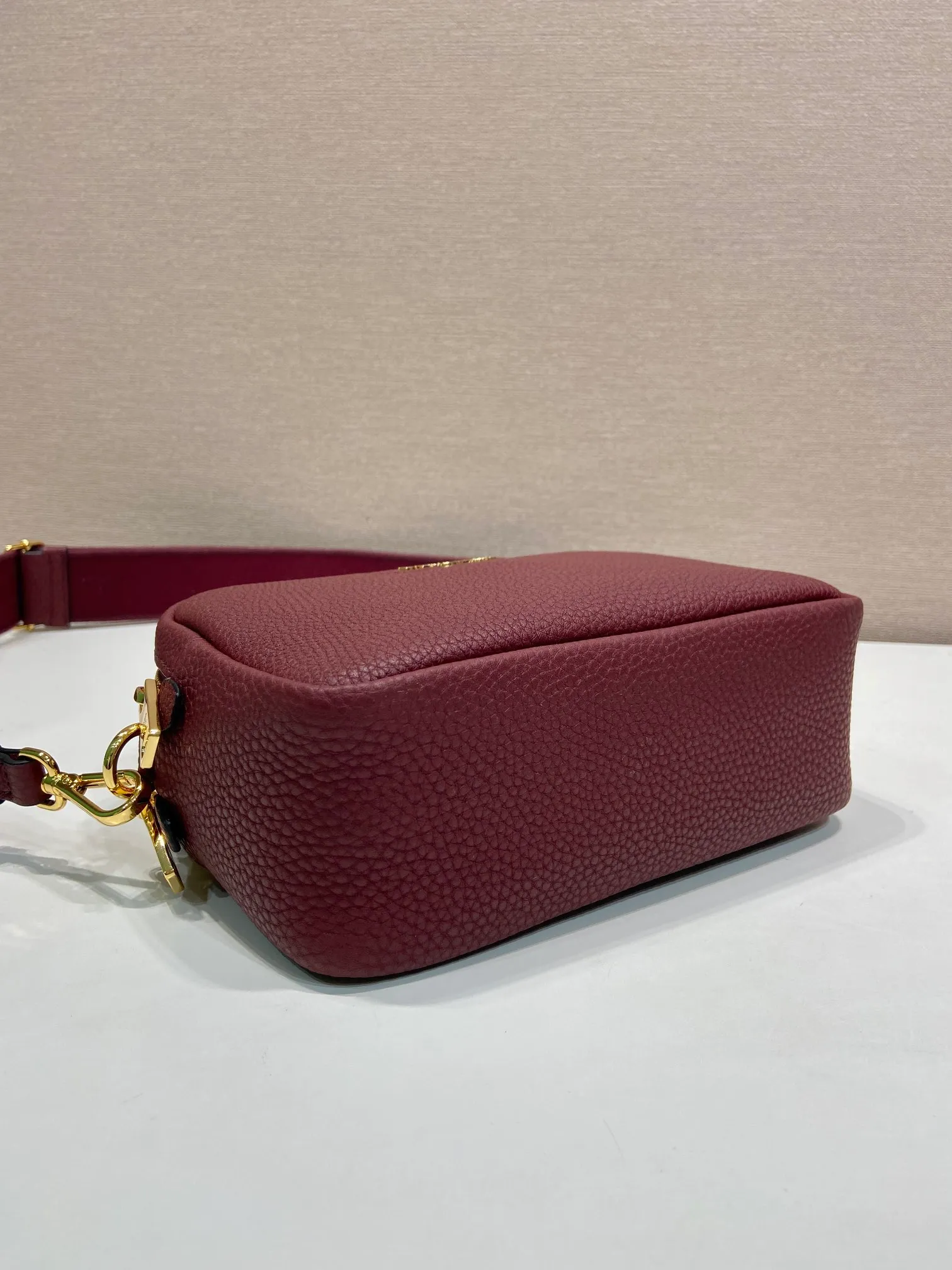 💰1700🎉New double shoulder strap🎉1BD082-1🎉 This double shoulder strap is made of imported deerskin grain cowhide and equipped with two interchangeable and adjustable long shoulder straps. The combination of fabric webbing and cowhide is perfect😘, versatile for mixing and matching different clothes on different occasions😘, large capacity, many compartments, super soft feel🎉Hurry up and get it🎉 Length 22x height 14x bottom 8cm🎉🎉🎉👏👏👏
