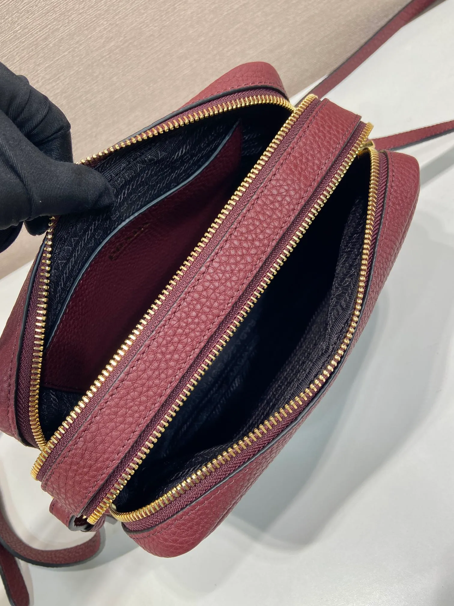 💰1700🎉New double shoulder strap🎉1BD082-1🎉 This double shoulder strap is made of imported deerskin grain cowhide and equipped with two interchangeable and adjustable long shoulder straps. The combination of fabric webbing and cowhide is perfect😘, versatile for mixing and matching different clothes on different occasions😘, large capacity, many compartments, super soft feel🎉Hurry up and get it🎉 Length 22x height 14x bottom 8cm🎉🎉🎉👏👏👏