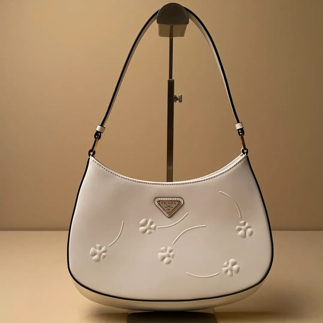💰1360 [Embossed Flower Cleo] 🎉New armpit bag🎉New medieval armpit bag😘😘 This year's hot second-hand armpit bag has always been very popular, the whole leather is delicate and smooth, the special-shaped bag design is cool and fashionable, the capacity is sufficient, it is light and can be packed, and it is not outdated, it is perfect, the retro feel concave shape is another Internet celebrity's popular style🙊🙊 Style number: 1BC499 Length 26.5x Height 15x Bottom 4cm