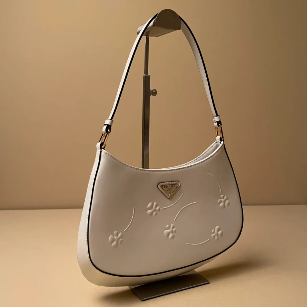 💰1360 [Embossed Flower Cleo] 🎉New armpit bag🎉New medieval armpit bag😘😘 This year's hot second-hand armpit bag has always been very popular, the whole leather is delicate and smooth, the special-shaped bag design is cool and fashionable, the capacity is sufficient, it is light and can be packed, and it is not outdated, it is perfect, the retro feel concave shape is another Internet celebrity's popular style🙊🙊 Style number: 1BC499 Length 26.5x Height 15x Bottom 4cm