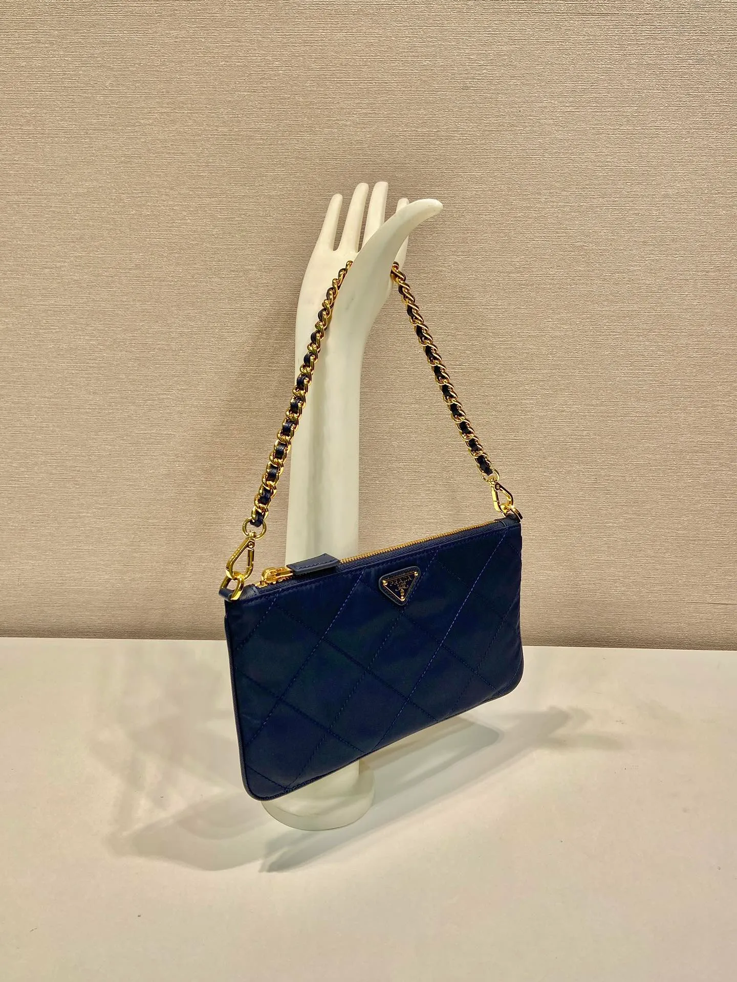 💰760🎉Embroidered Check Hobo🎉1Nl054 Underarm Bag🎉🎉 This underarm bag is made of regenerated nylon (Re-Nylon), which reflects a simple and elegant design. It is equipped with chain handles, decorated with same-color sewing grid lines, and enameled triangular metal logo. The upper body effect must be light and practical🎉🎉 Length 24.5x Height 14cm🎉🎉🎉👏👏👏