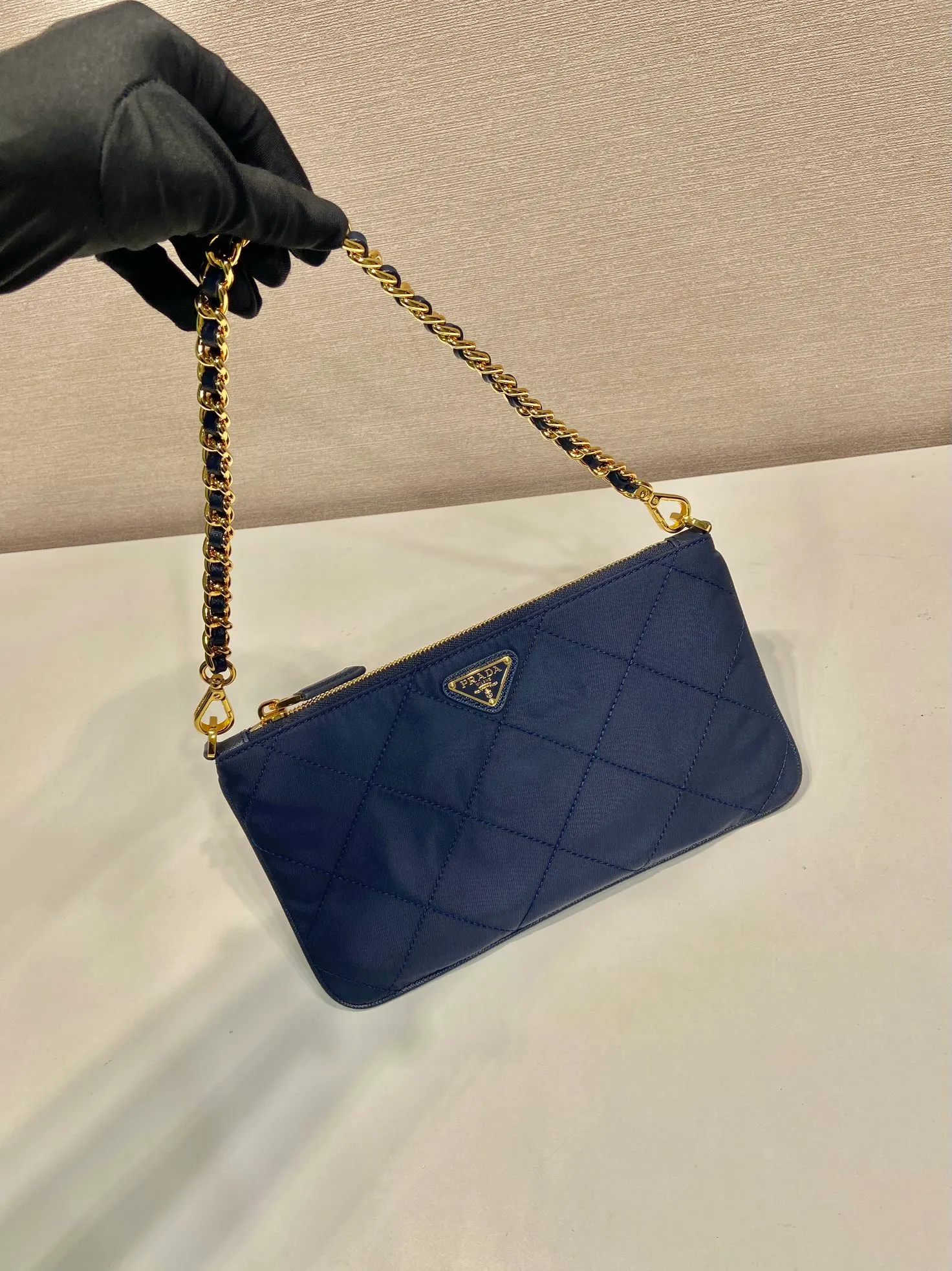 💰760🎉Embroidered Check Hobo🎉1Nl054 Underarm Bag🎉🎉 This underarm bag is made of regenerated nylon (Re-Nylon), which reflects a simple and elegant design. It is equipped with chain handles, decorated with same-color sewing grid lines, and enameled triangular metal logo. The upper body effect must be light and practical🎉🎉 Length 24.5x Height 14cm🎉🎉🎉👏👏👏