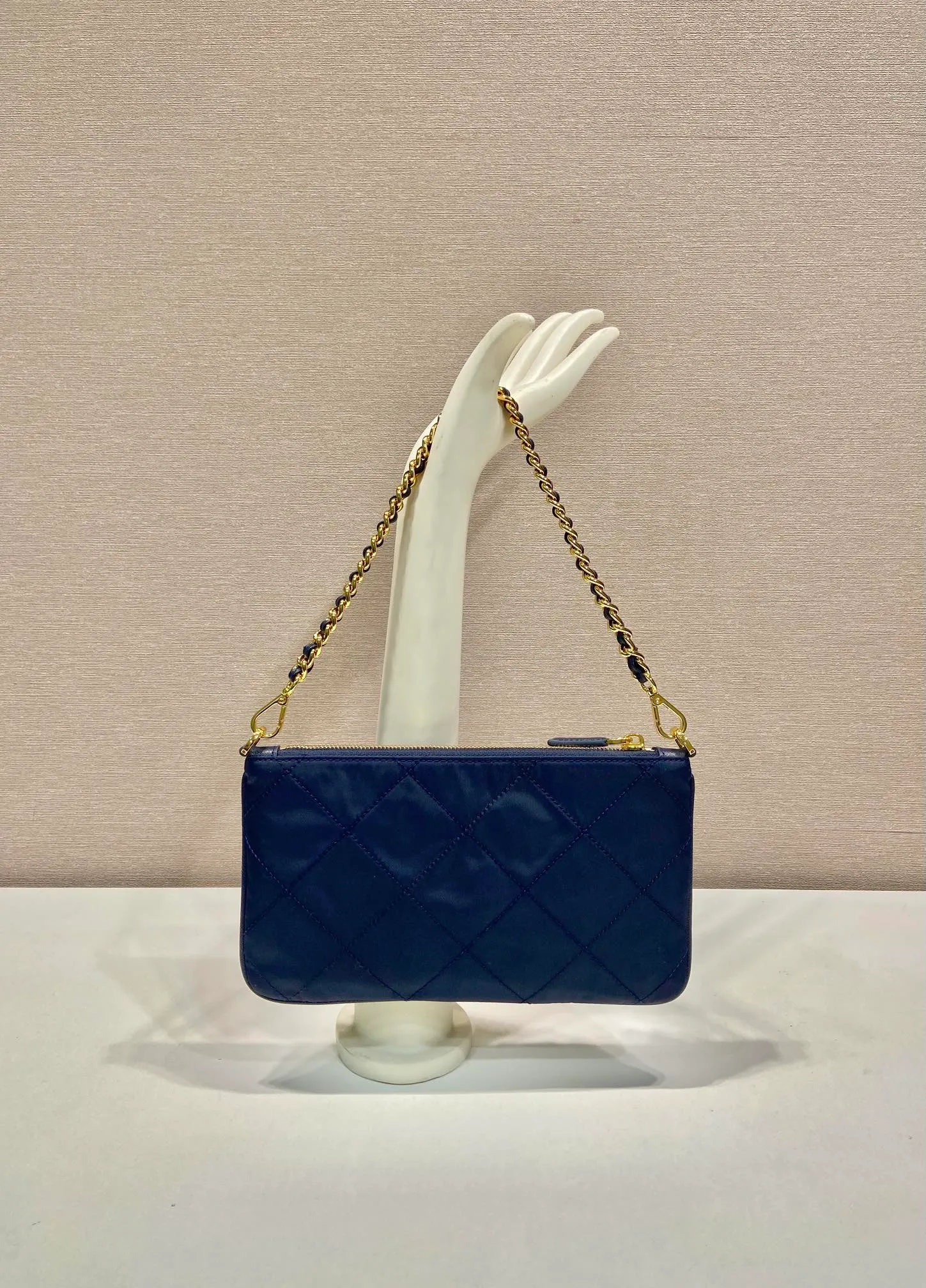 💰760🎉Embroidered Check Hobo🎉1Nl054 Underarm Bag🎉🎉 This underarm bag is made of regenerated nylon (Re-Nylon), which reflects a simple and elegant design. It is equipped with chain handles, decorated with same-color sewing grid lines, and enameled triangular metal logo. The upper body effect must be light and practical🎉🎉 Length 24.5x Height 14cm🎉🎉🎉👏👏👏