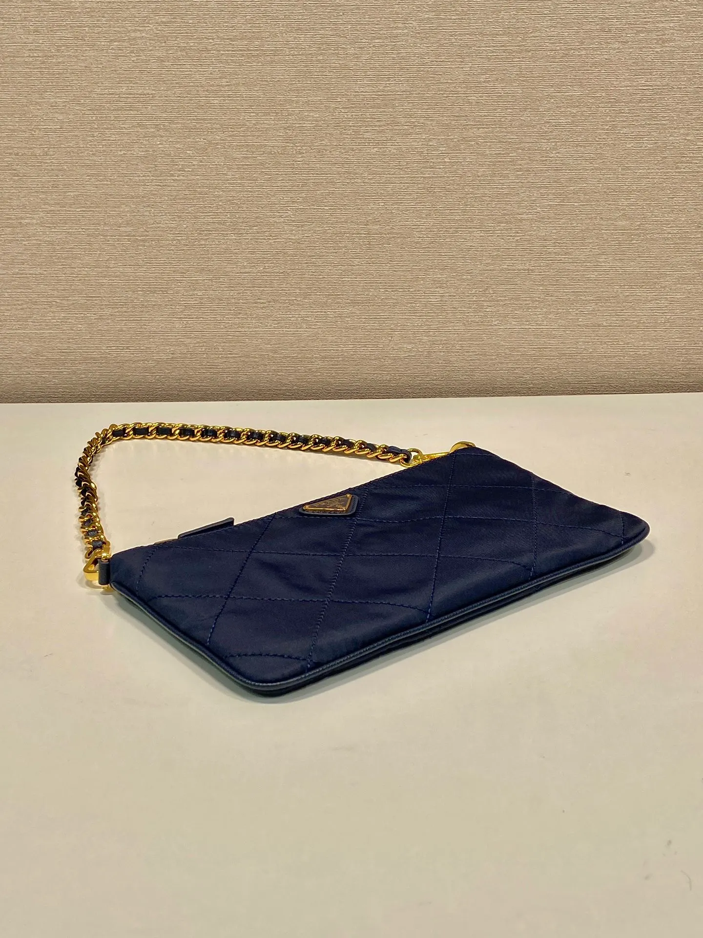 💰760🎉Embroidered Check Hobo🎉1Nl054 Underarm Bag🎉🎉 This underarm bag is made of regenerated nylon (Re-Nylon), which reflects a simple and elegant design. It is equipped with chain handles, decorated with same-color sewing grid lines, and enameled triangular metal logo. The upper body effect must be light and practical🎉🎉 Length 24.5x Height 14cm🎉🎉🎉👏👏👏